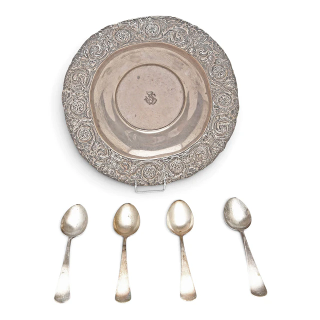 Tray and four soup spoons in silver, first half of the 20th Century.