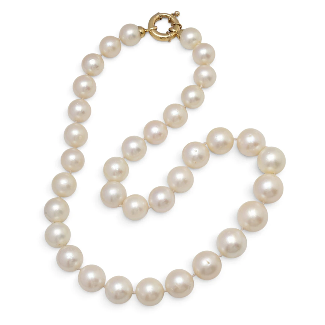 Australian pearls choker.