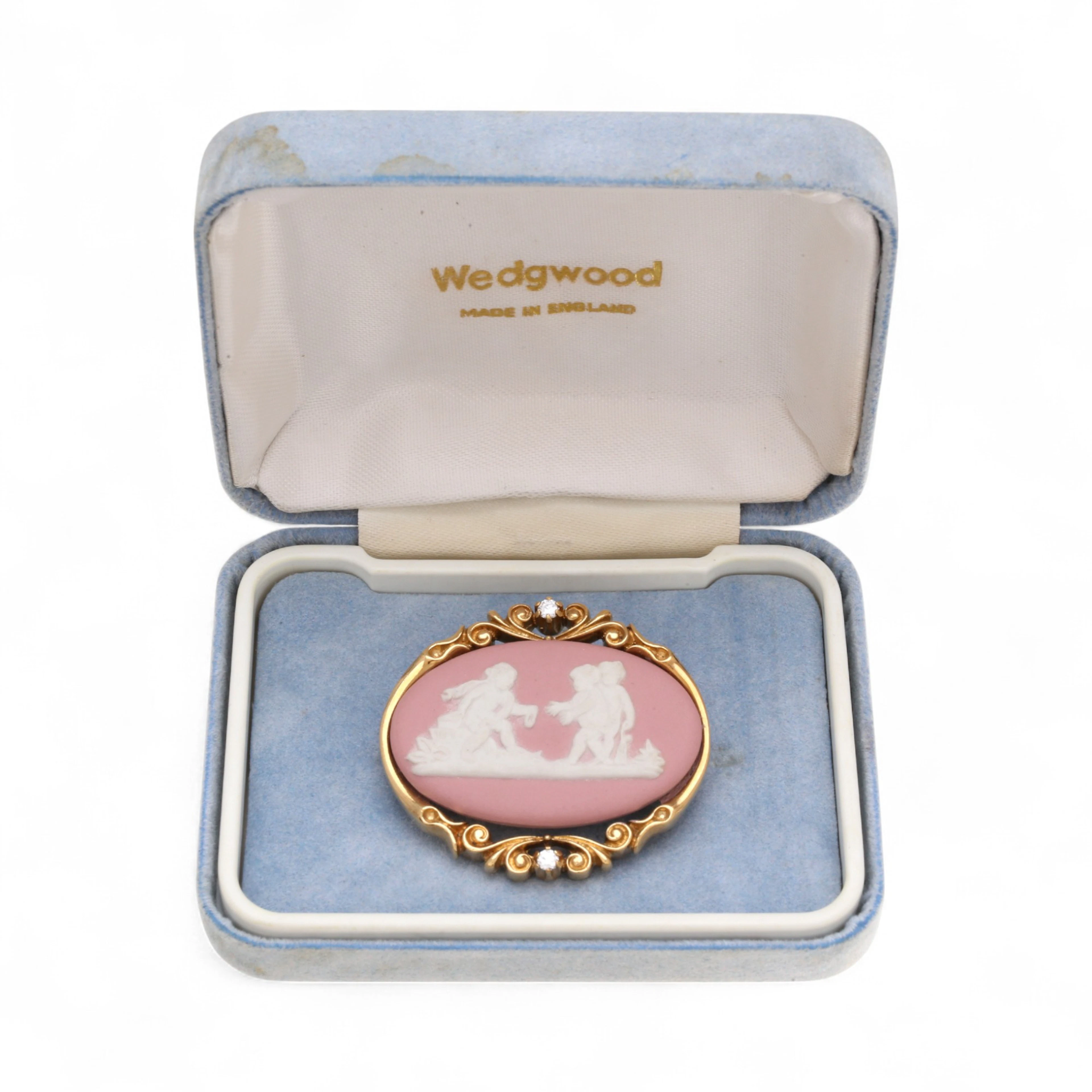 English brooch in Wedgwood porcelain.