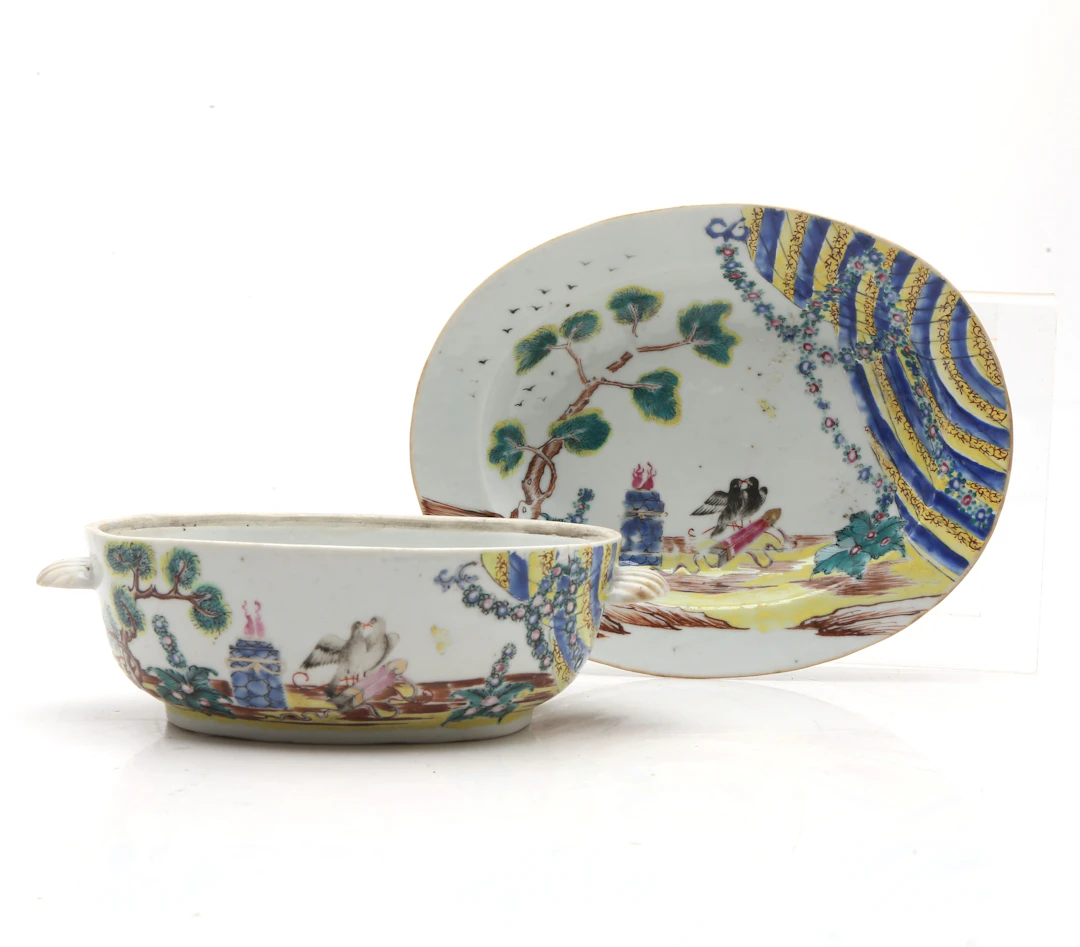 Chinese Qianlong export porcelain "famille rose" tureen with stand