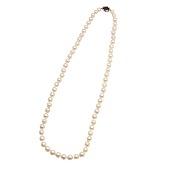 Pearls choker with sapphire clasp.