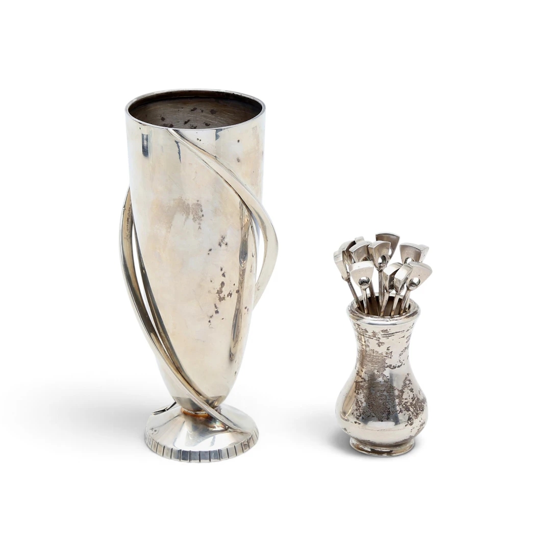 Silver vase and glass with prongs, from the mid-20th century.