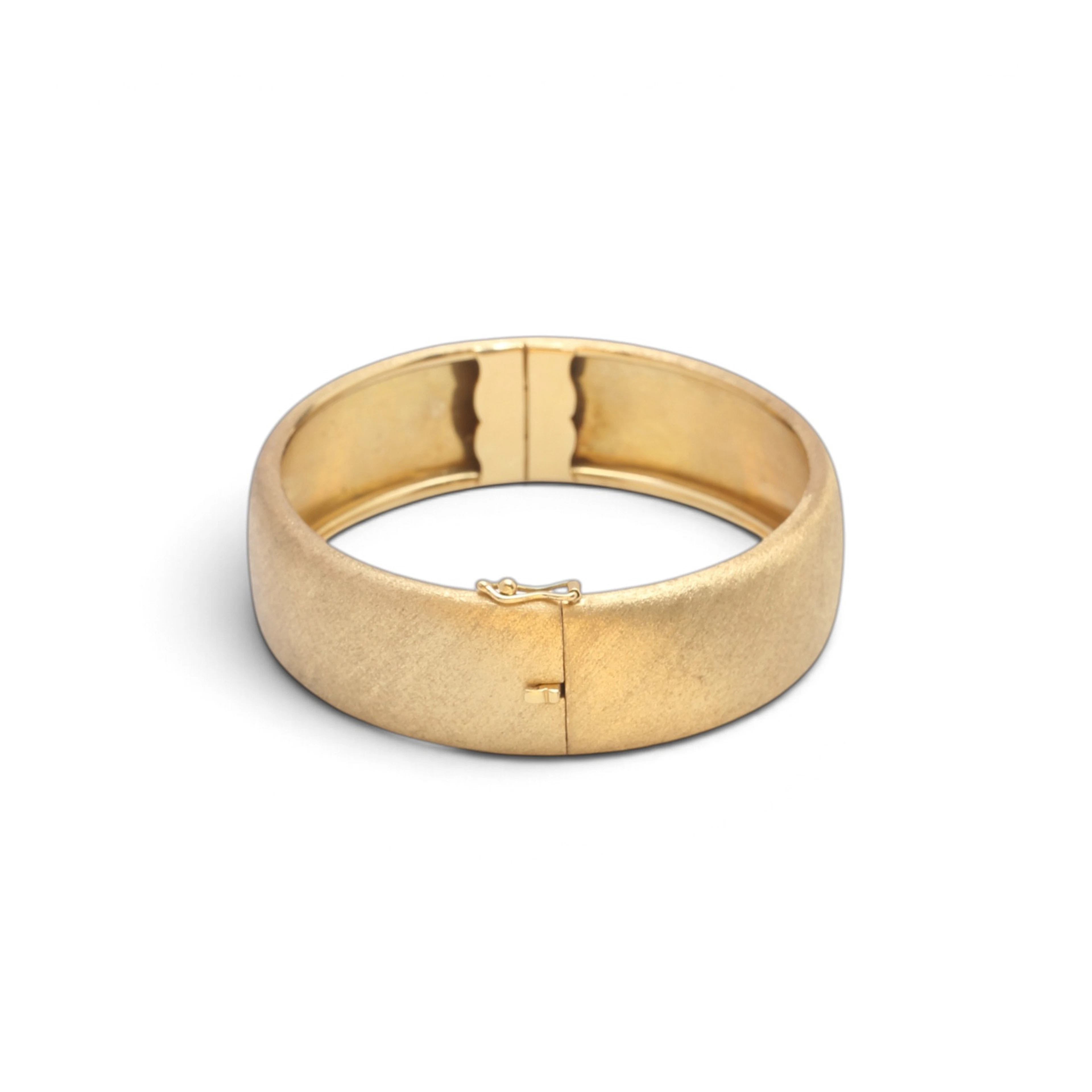 TEXTURED gold bangle.
