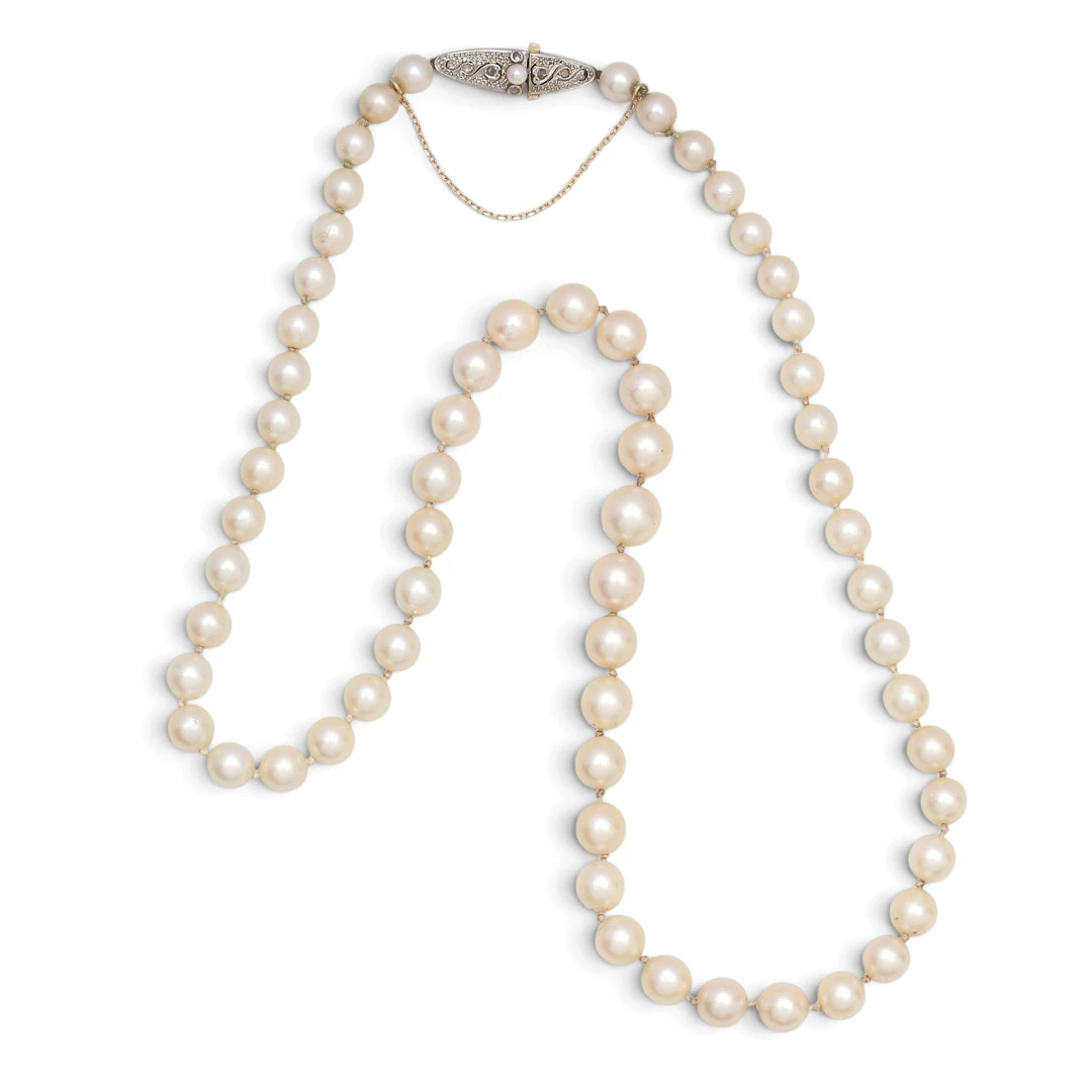 Pearl choker with Art Déco diamond clasp, circa 1920.