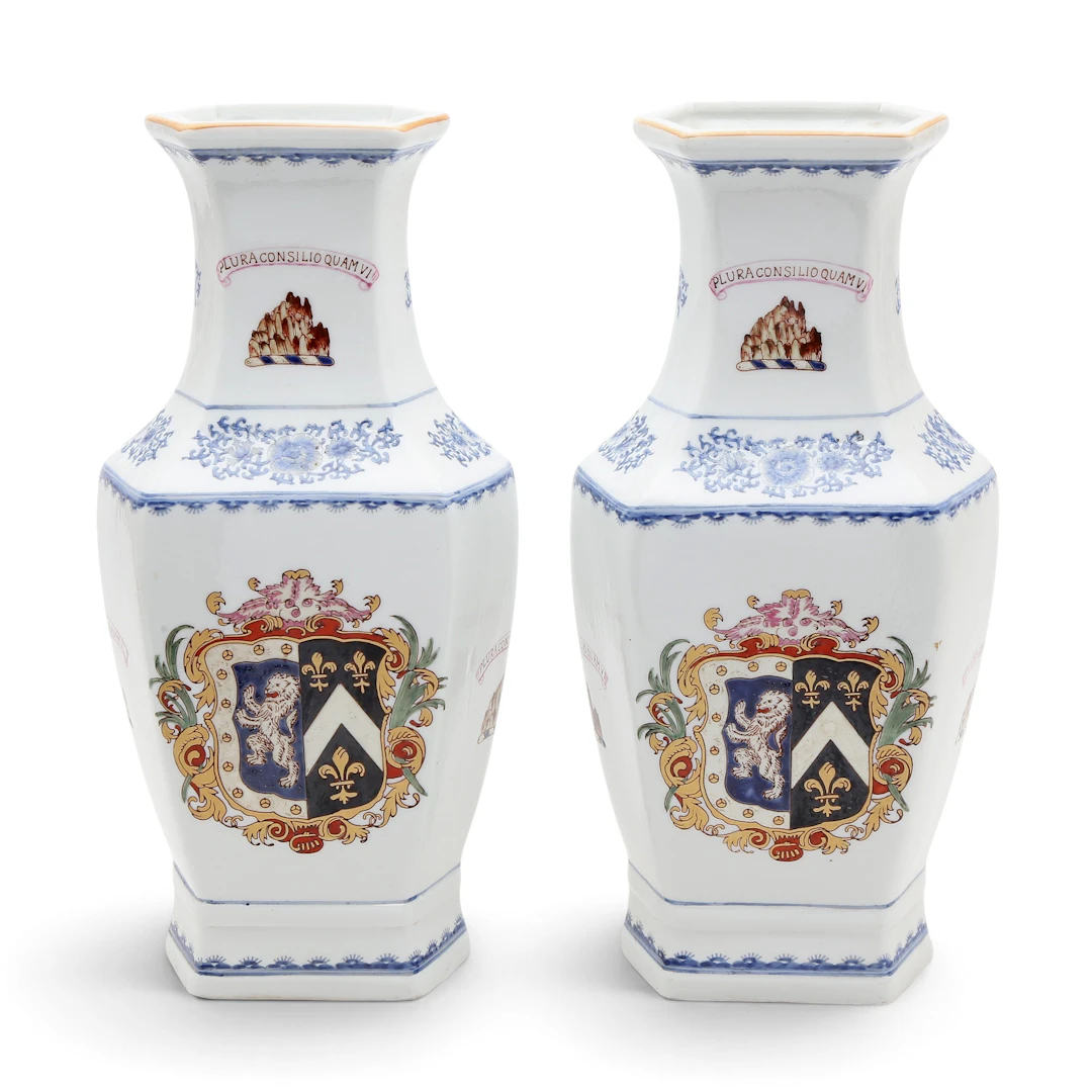 Pareja de jarrones chinos en porcelana "familia rosa" del siglo XX