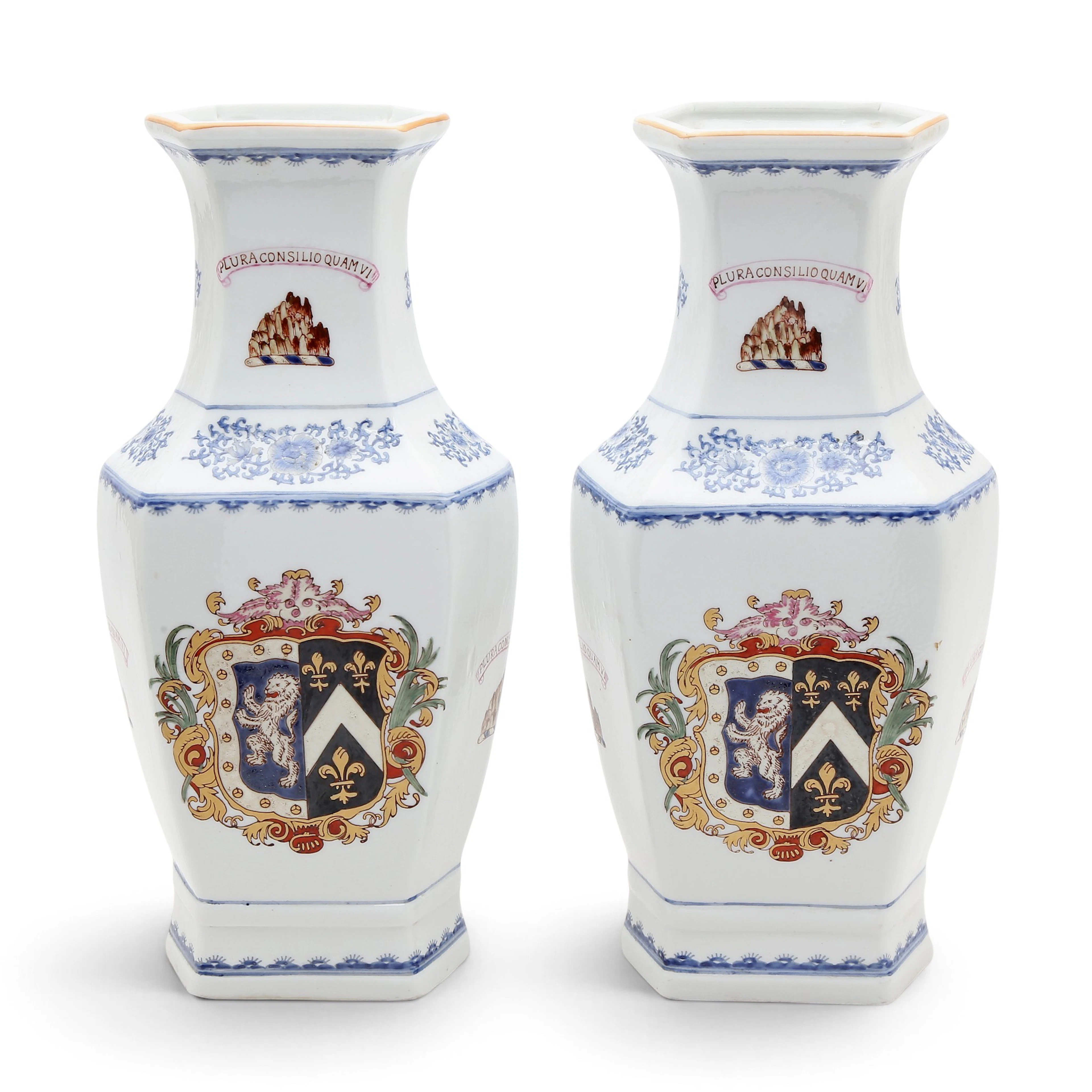Pareja de jarrones chinos en porcelana "familia rosa" del siglo XX