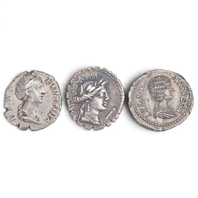 Tres denarios romanos en plata.