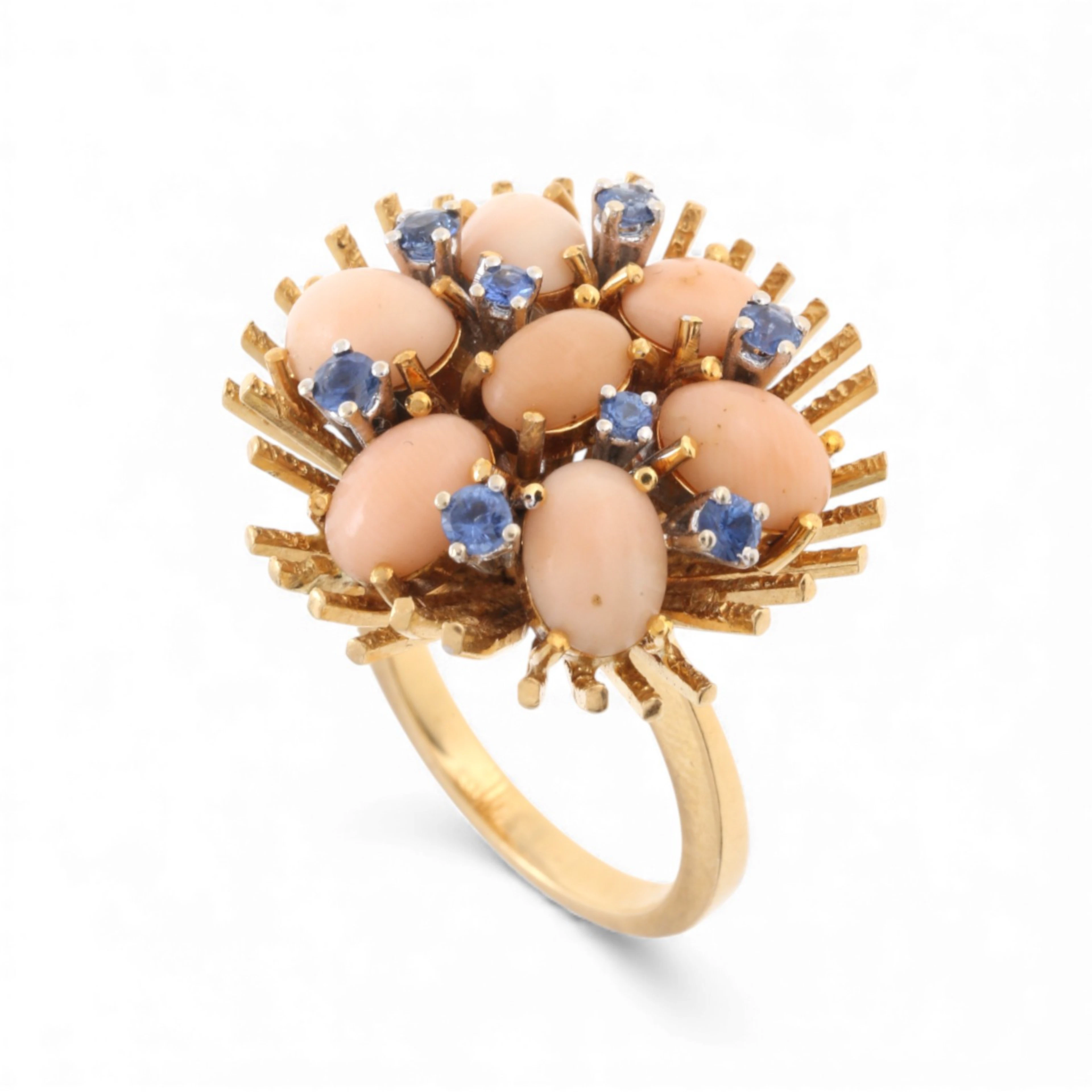 OCTAVI SARDÀ. Ring in gold, coral and sapphires.