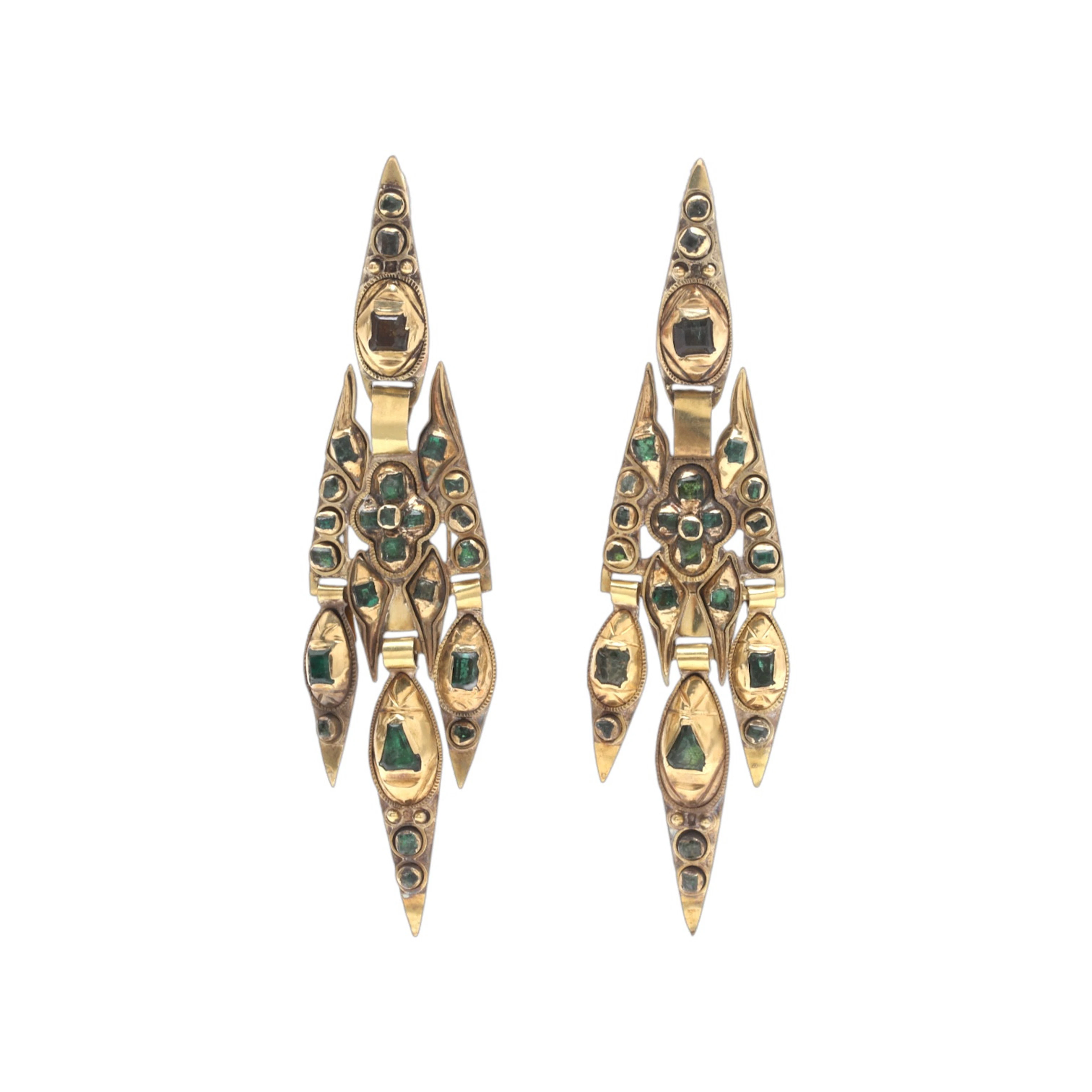 LONG Catalan earrings in gold and emeralds, 19th century.