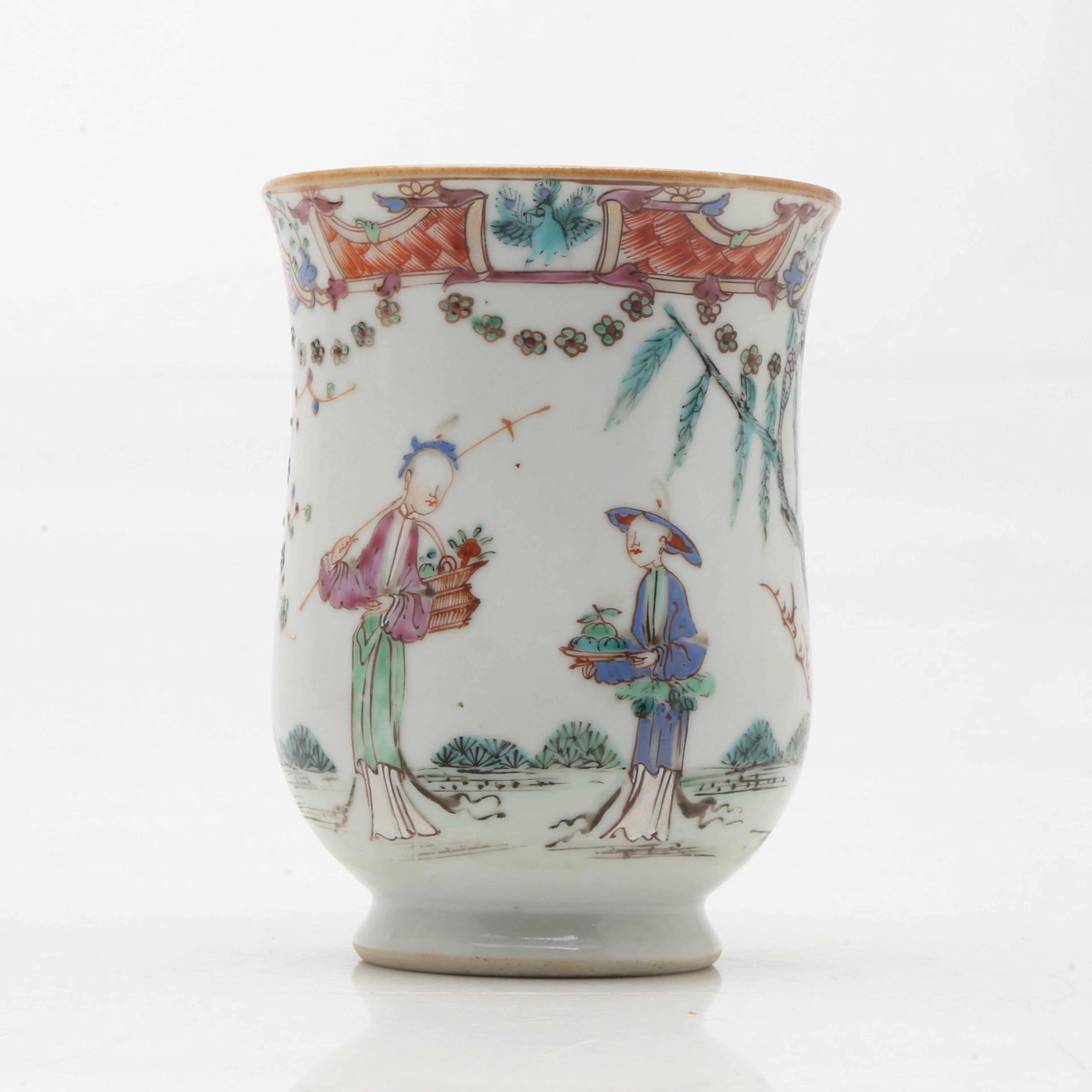Chinese Qianlong cup in 'rose family' porcelain for the East India