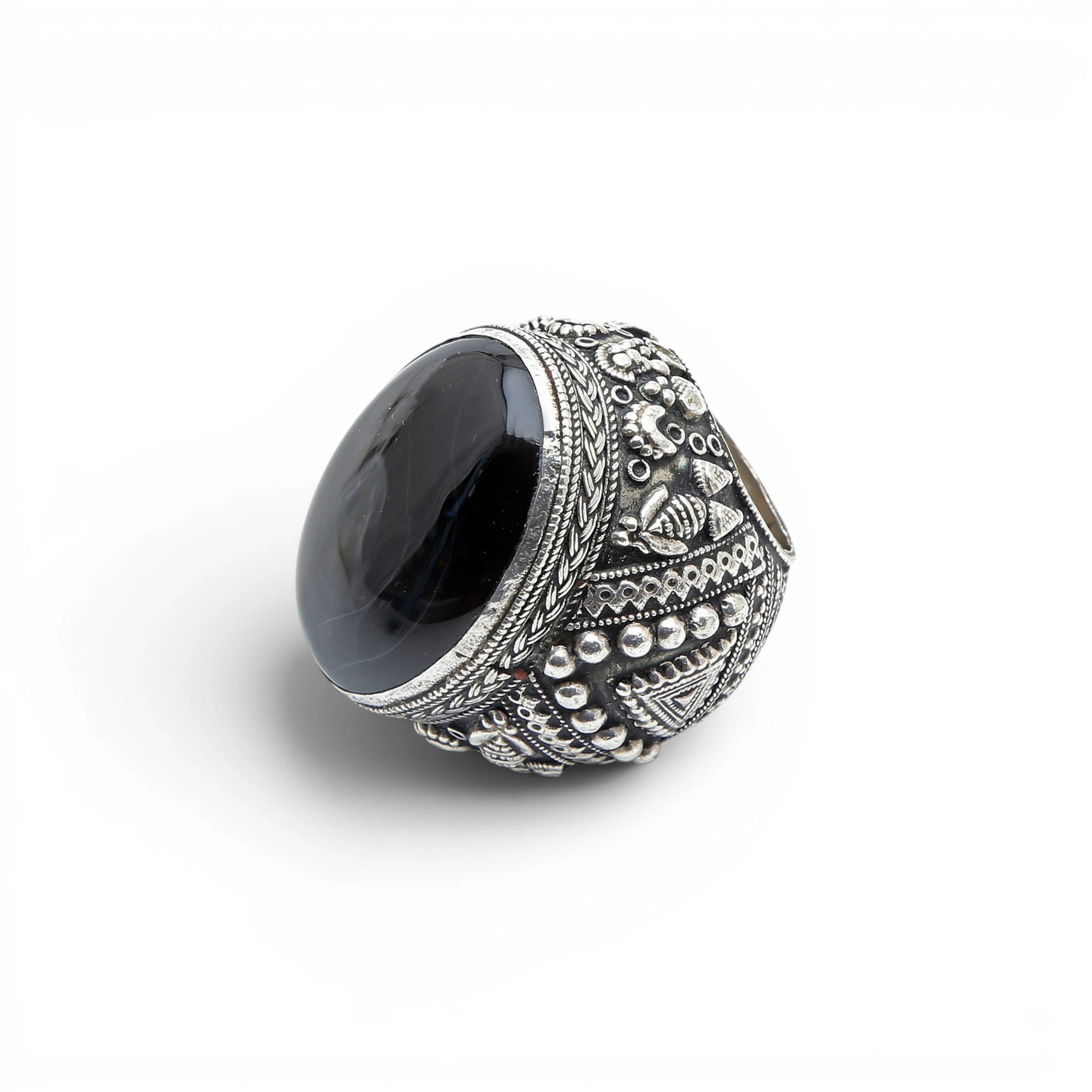 Probably Turkish large ring in silver and onyx, 20th Century.