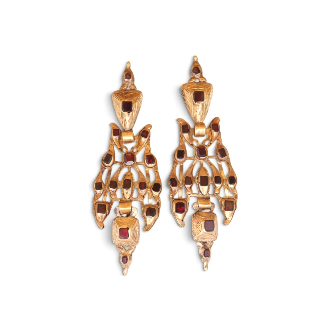 Catalan long earrings in gold and garnets, 19th Century.