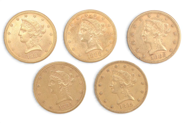 Cinco monedas estadounidenses en oro, de finales del siglo XIX.