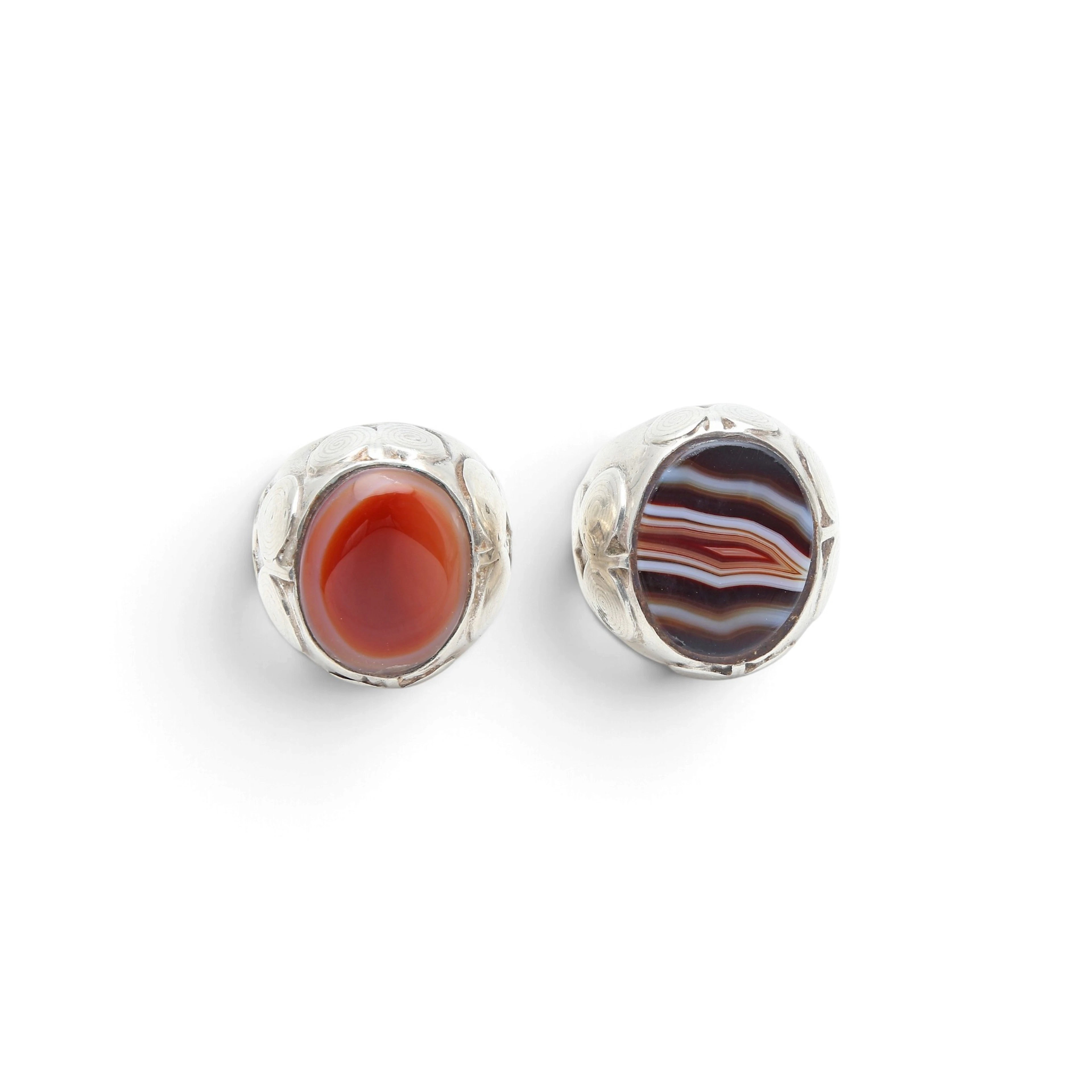 Two large Turkish rings in silver, agate and carnelian, late 20th Century.