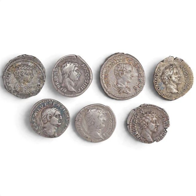 Siete denarios romanos en plata.