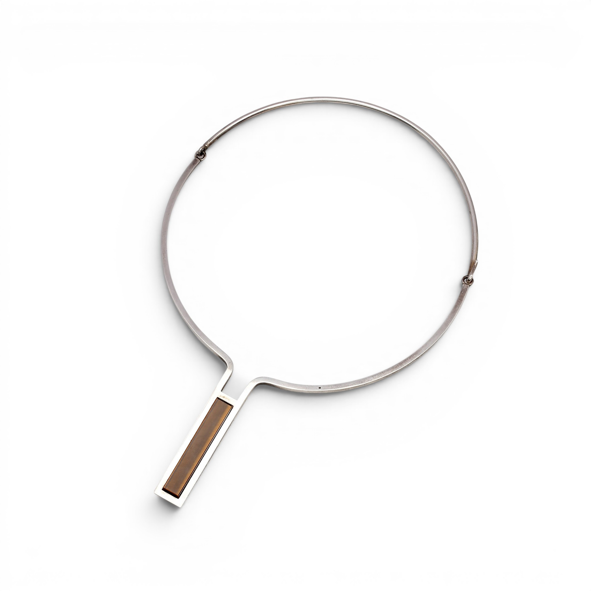 Rigid choker in silver and tiger's eye.