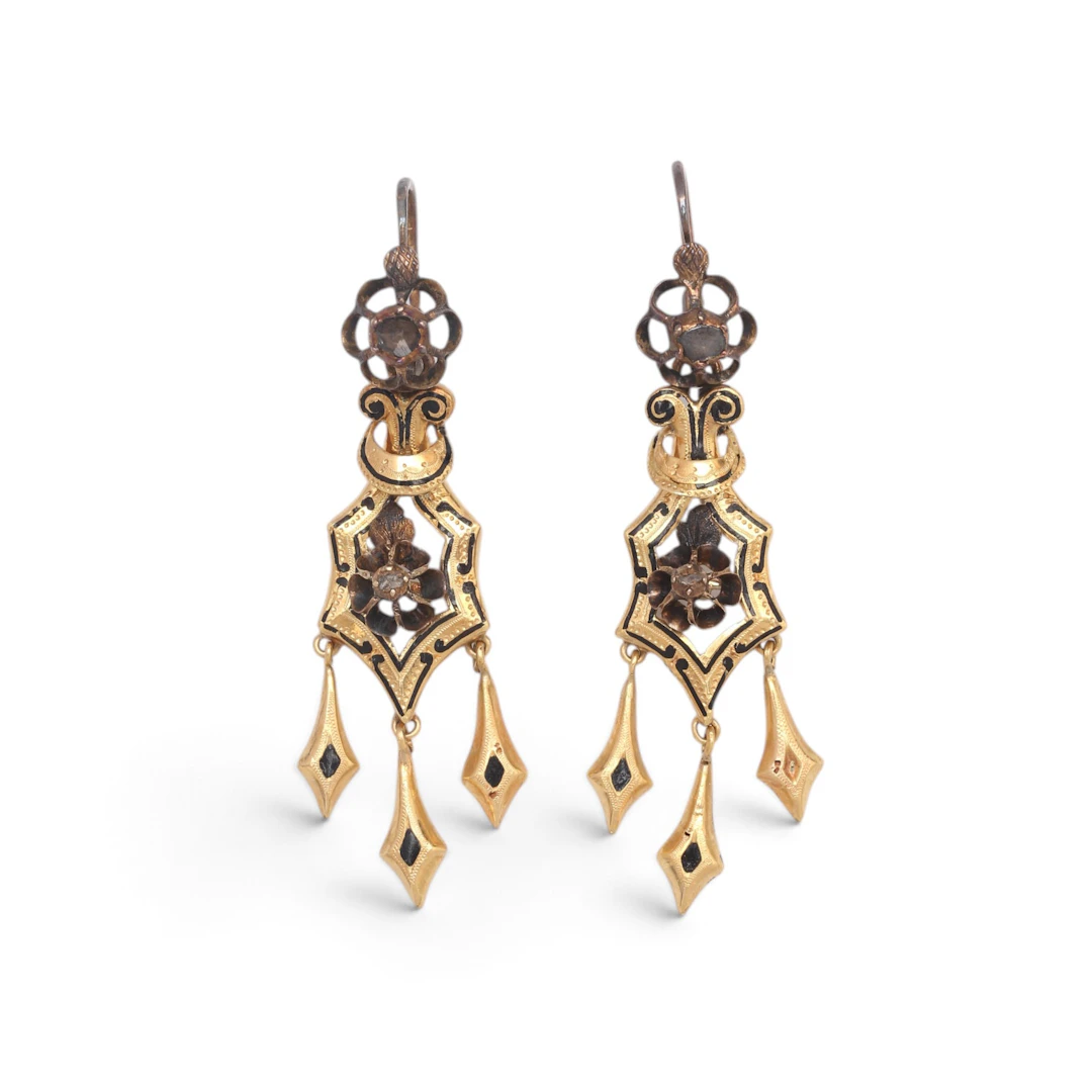 Earrings in gold, late 19th century.