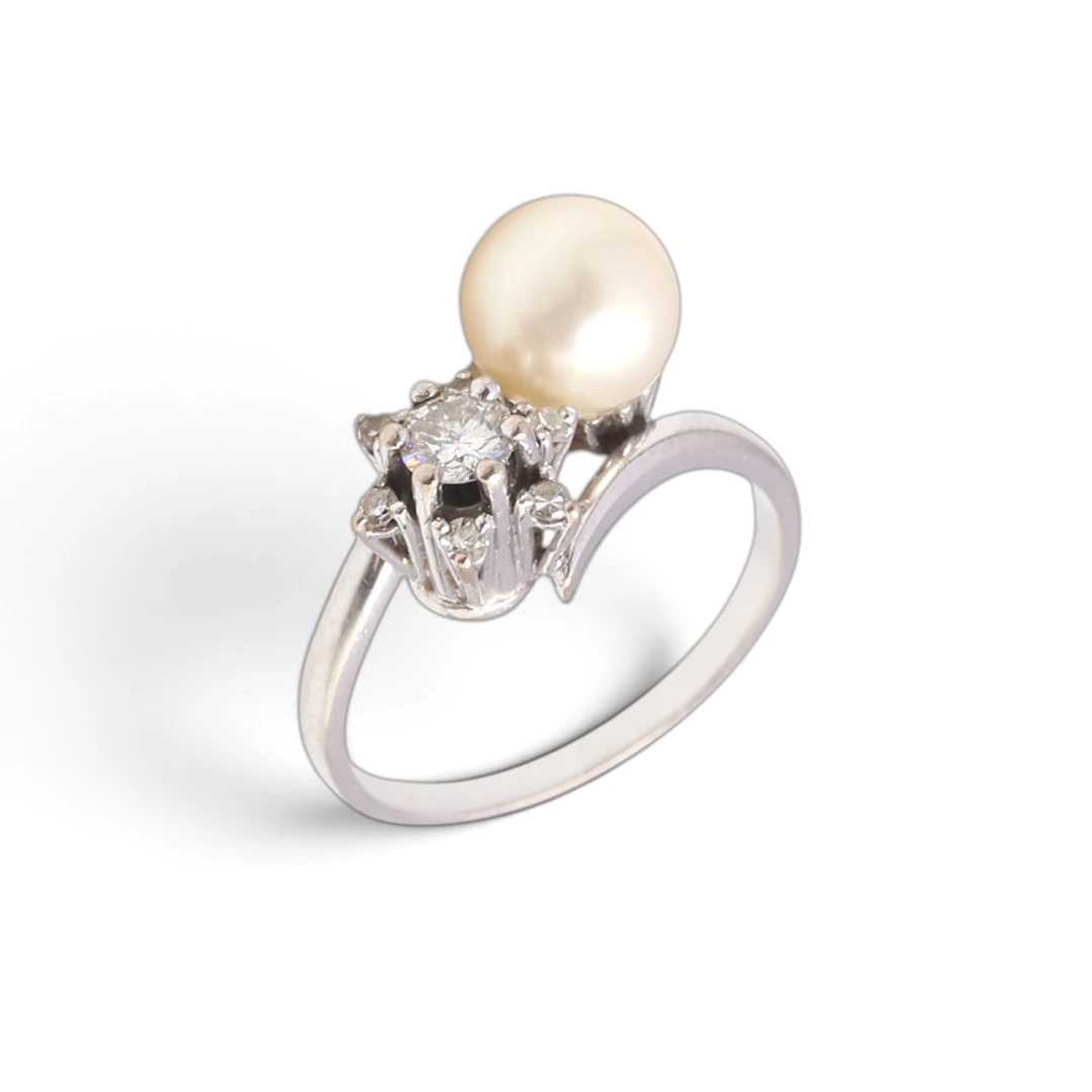 TOI et moi ring with pearl and diamonds, mid-20th century.