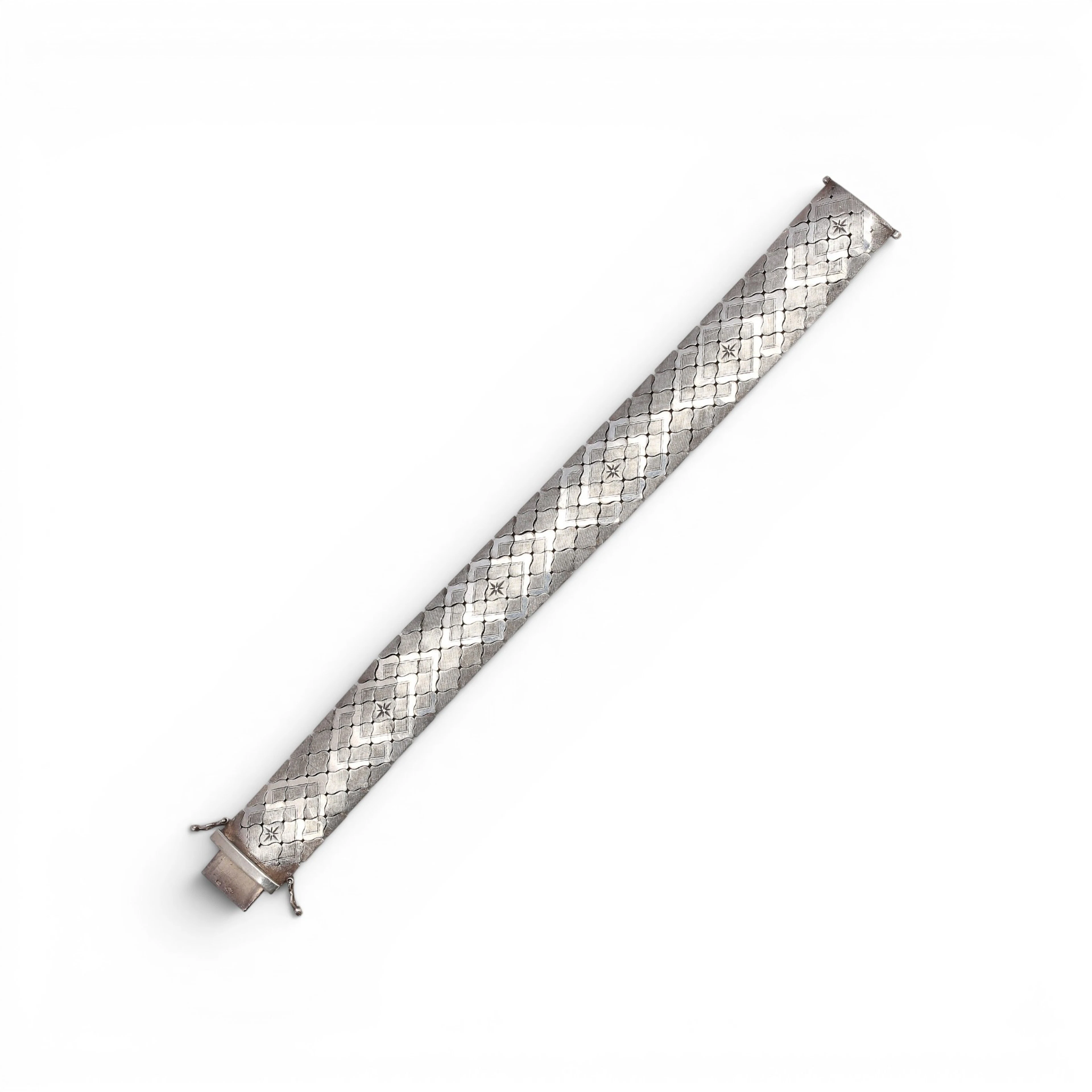 Articulated floral bracelet in silver.