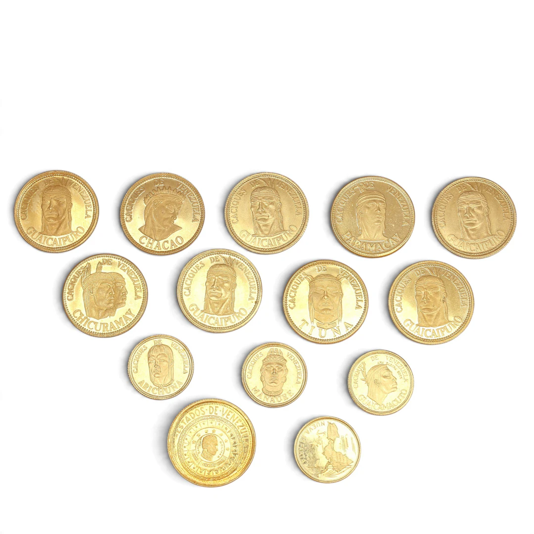 Colección de diversas monedas venezolanas.