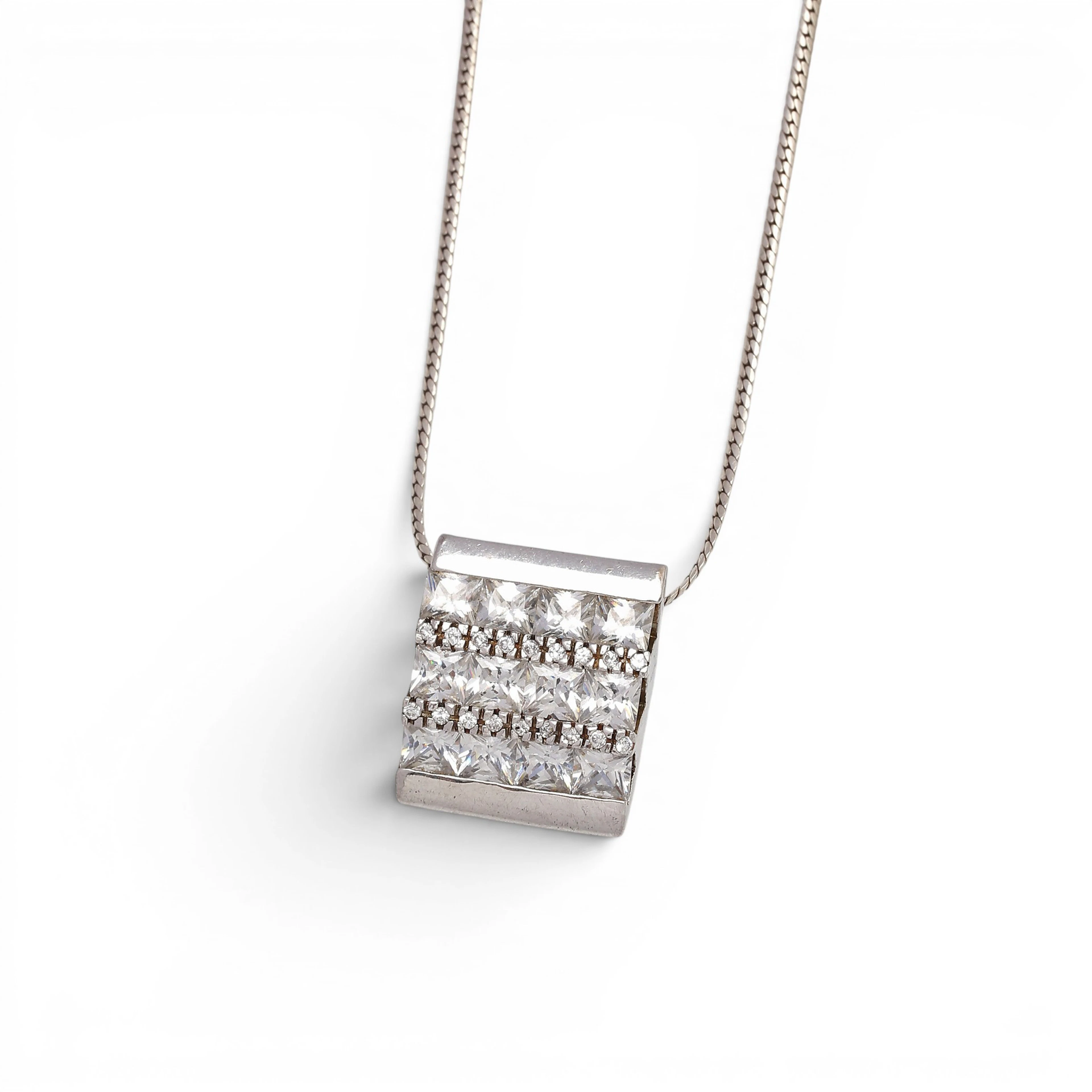 Pendant with zircons pavé.