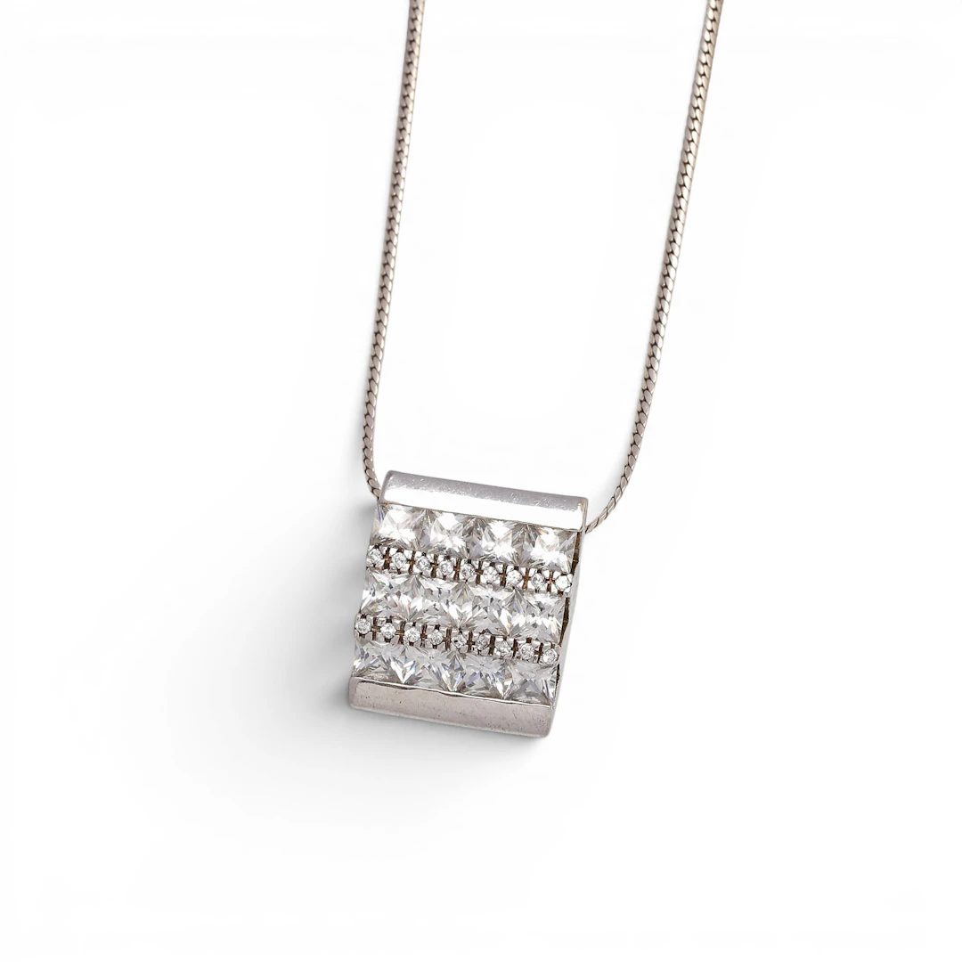 Pendant with zircons pavé.