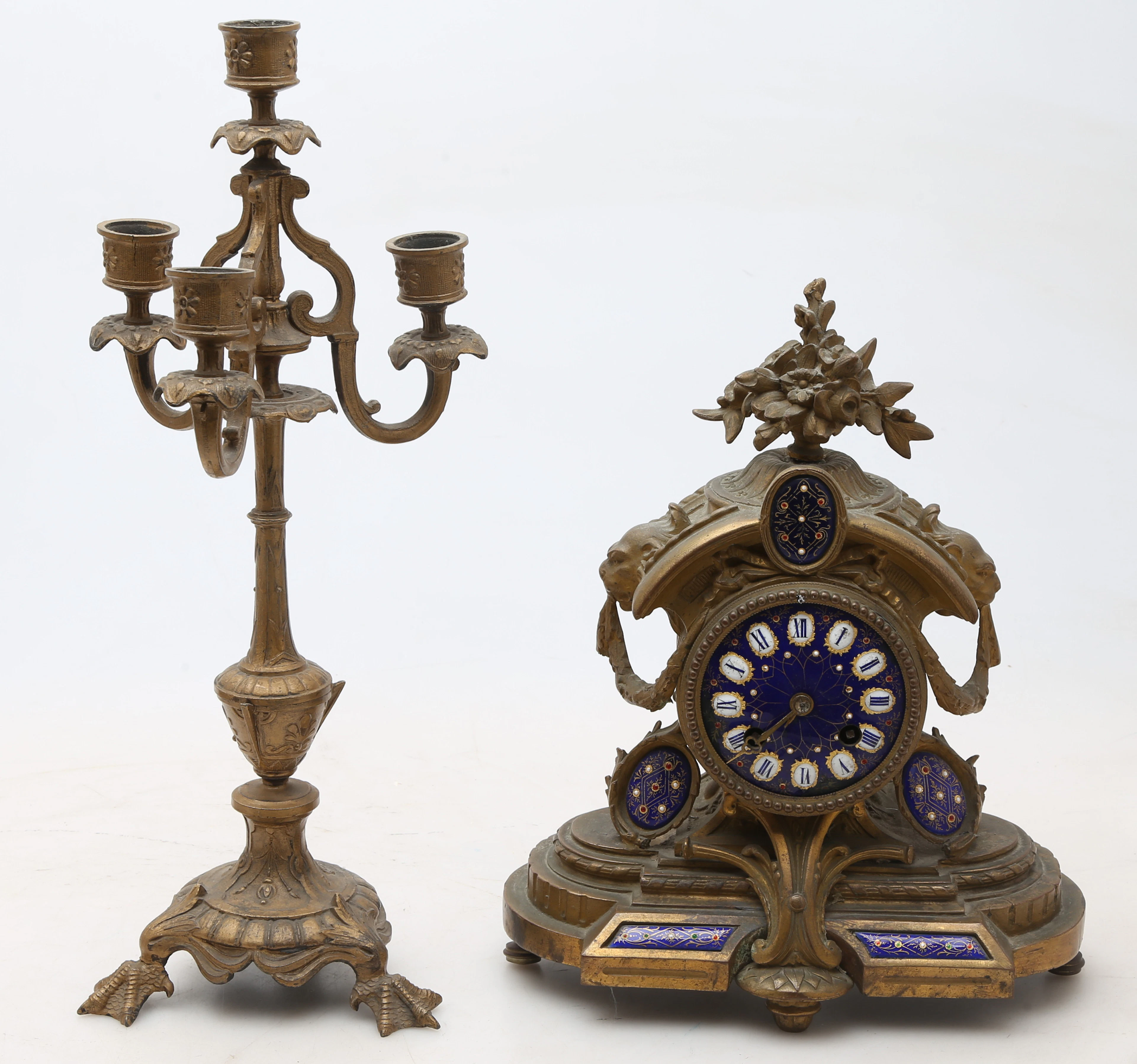 Reloj de estilo Luis XVI en bronce dorado con decoración esmaltada