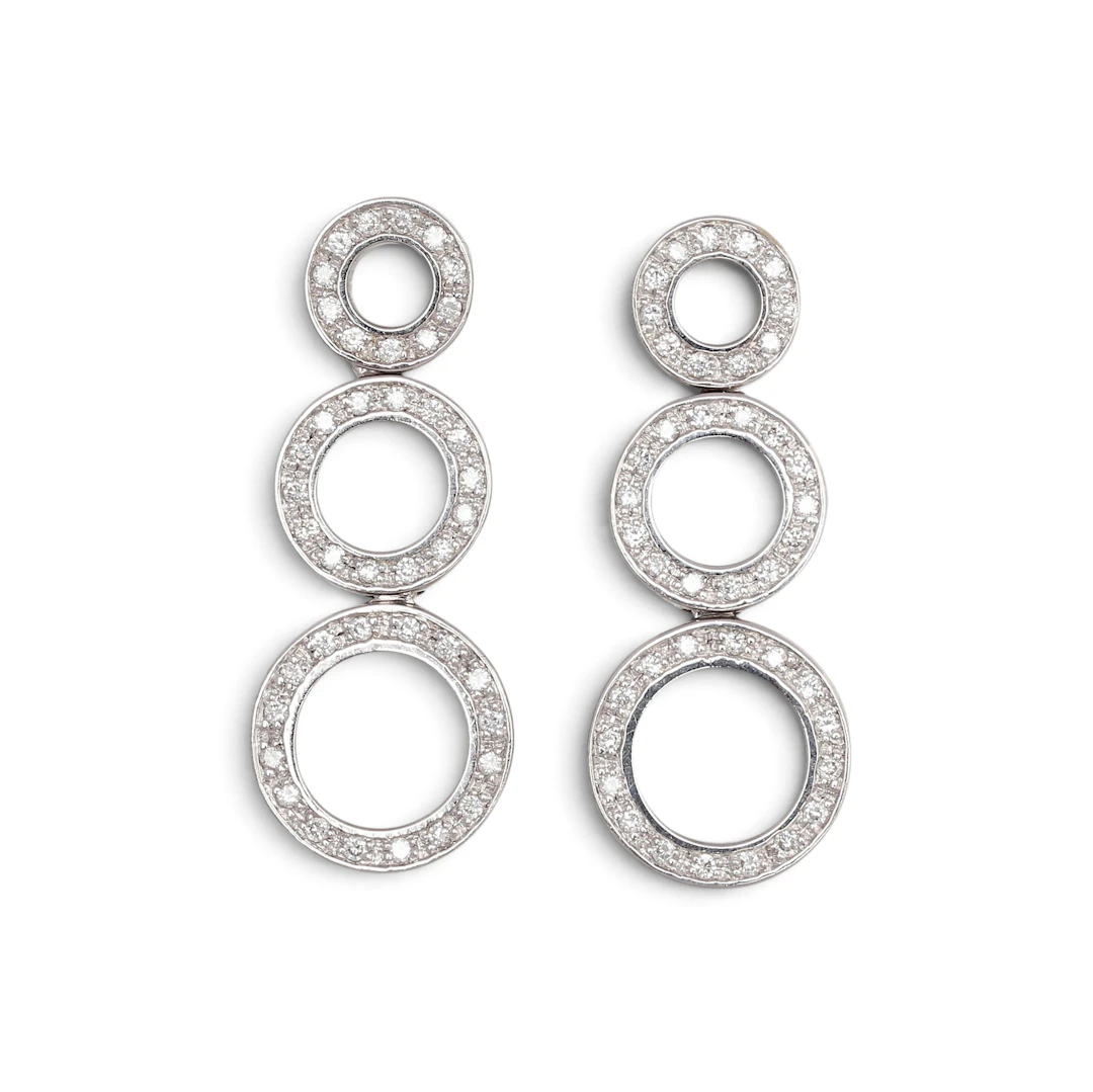 Diamonds drop earrings.