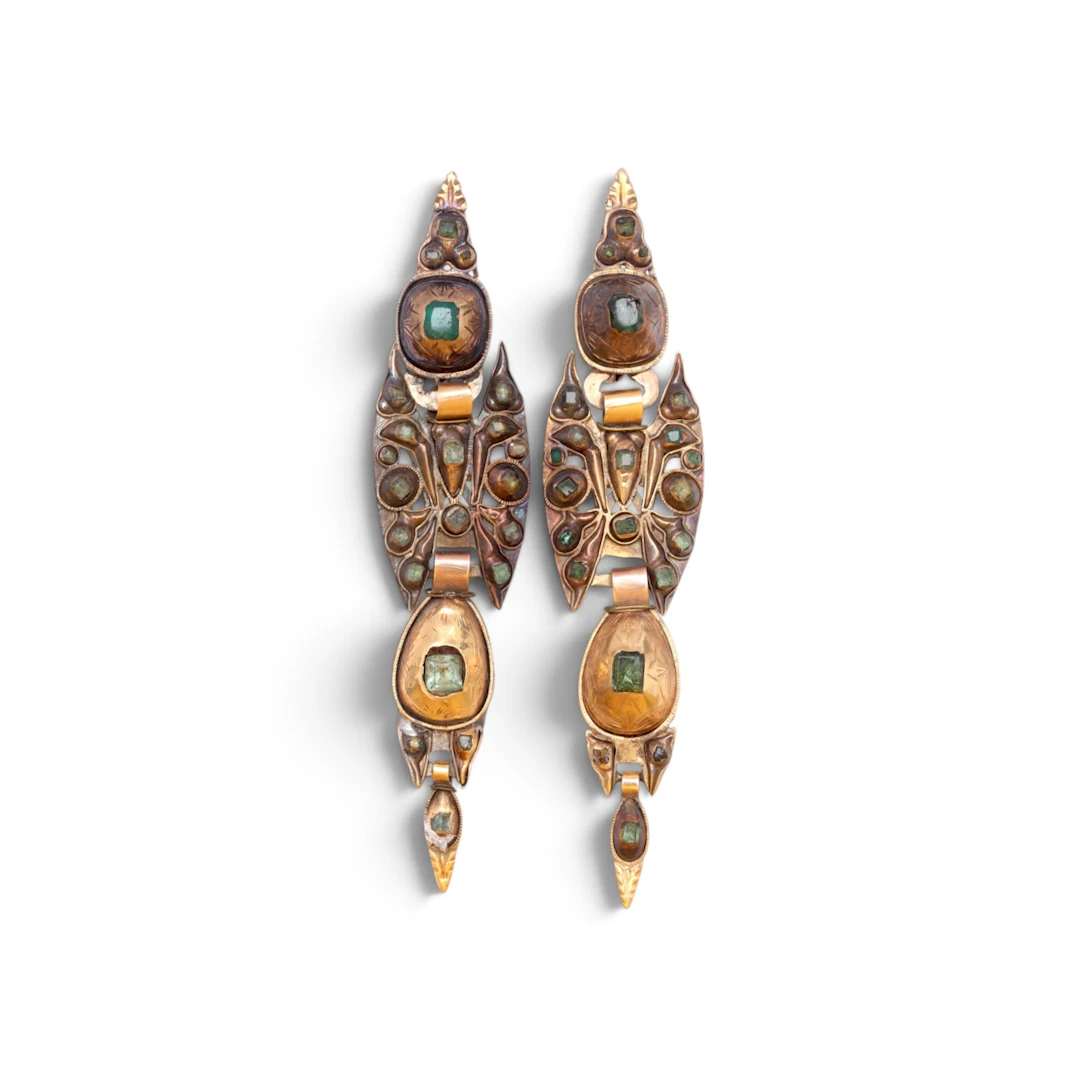 Catalan long earrings in gold and emeralds, 19th Century.