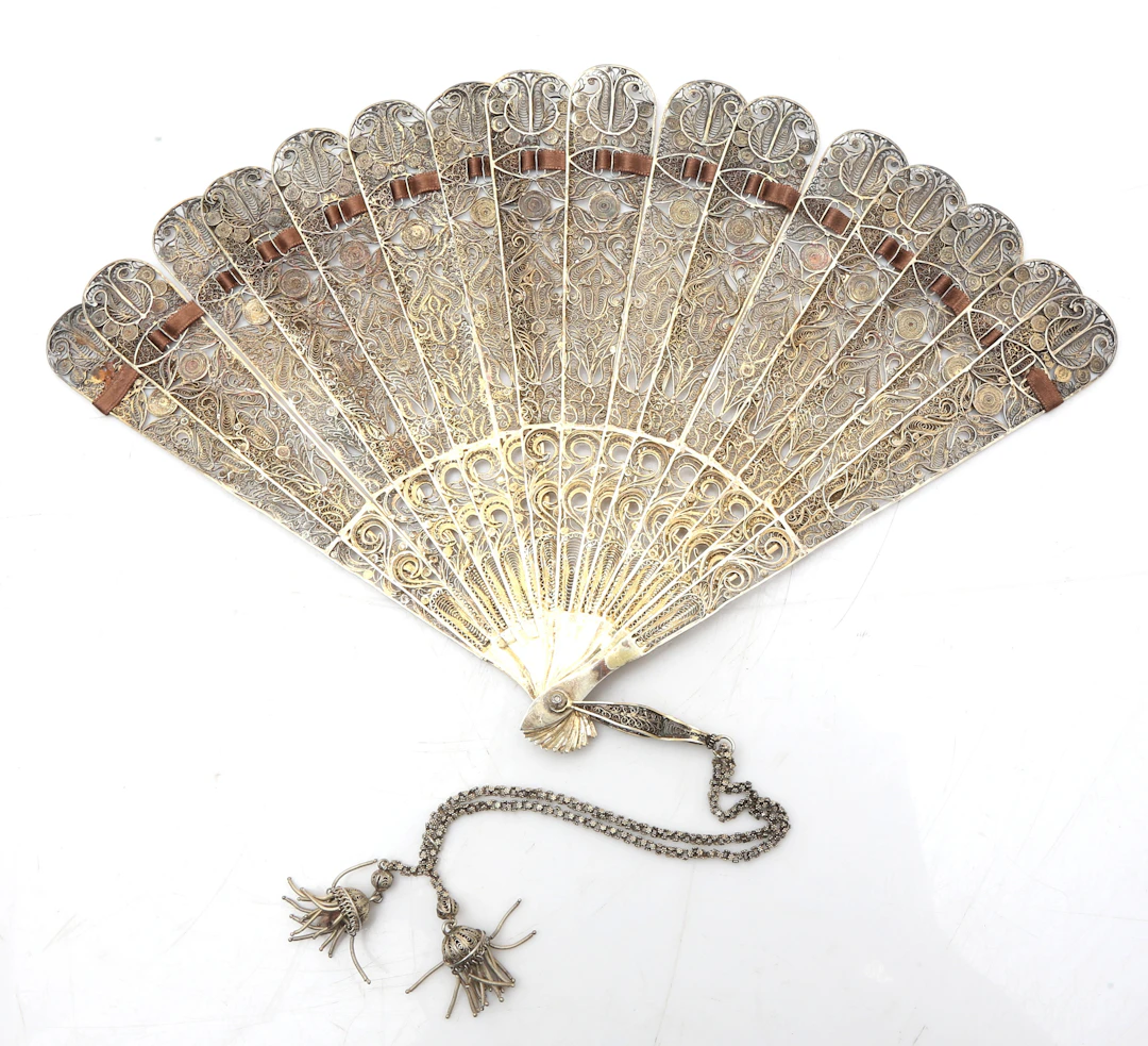 Chinese folding fan in gilt silver filigree, 19th Century.