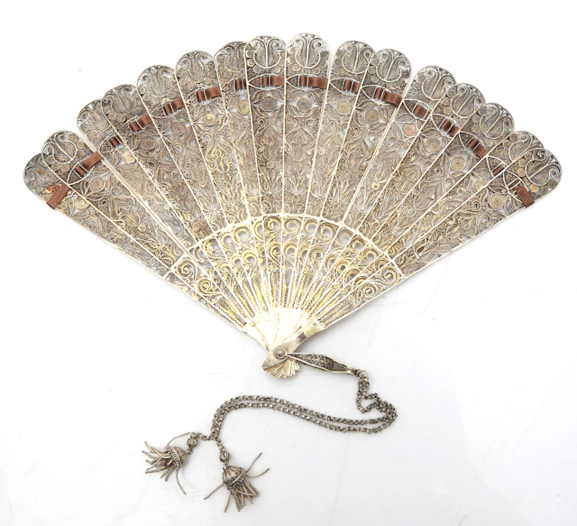 Chinese folding fan in gilt silver filigree, 19th Century.