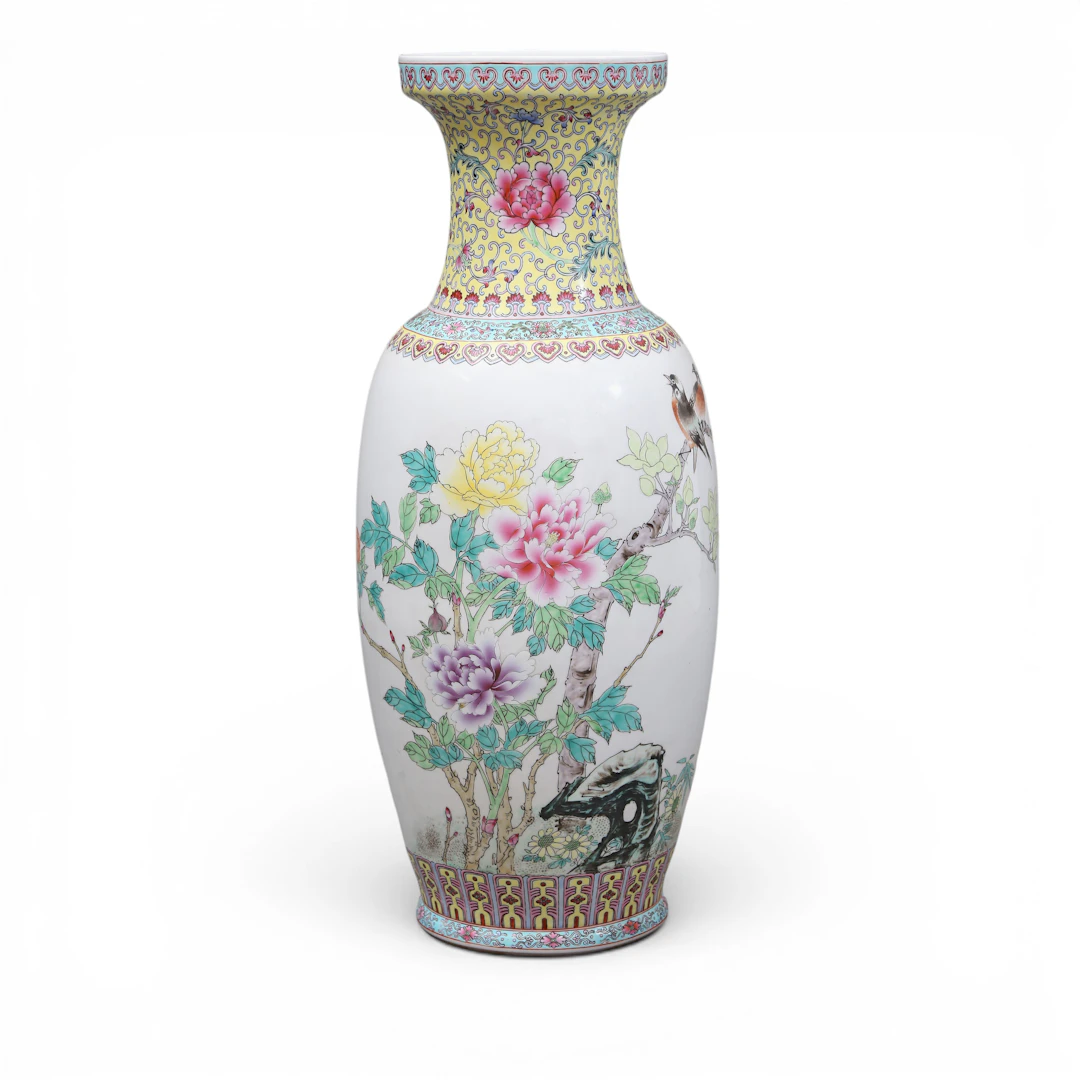VER NOTA. Chinese rose family porcelain vase, 20th Century.