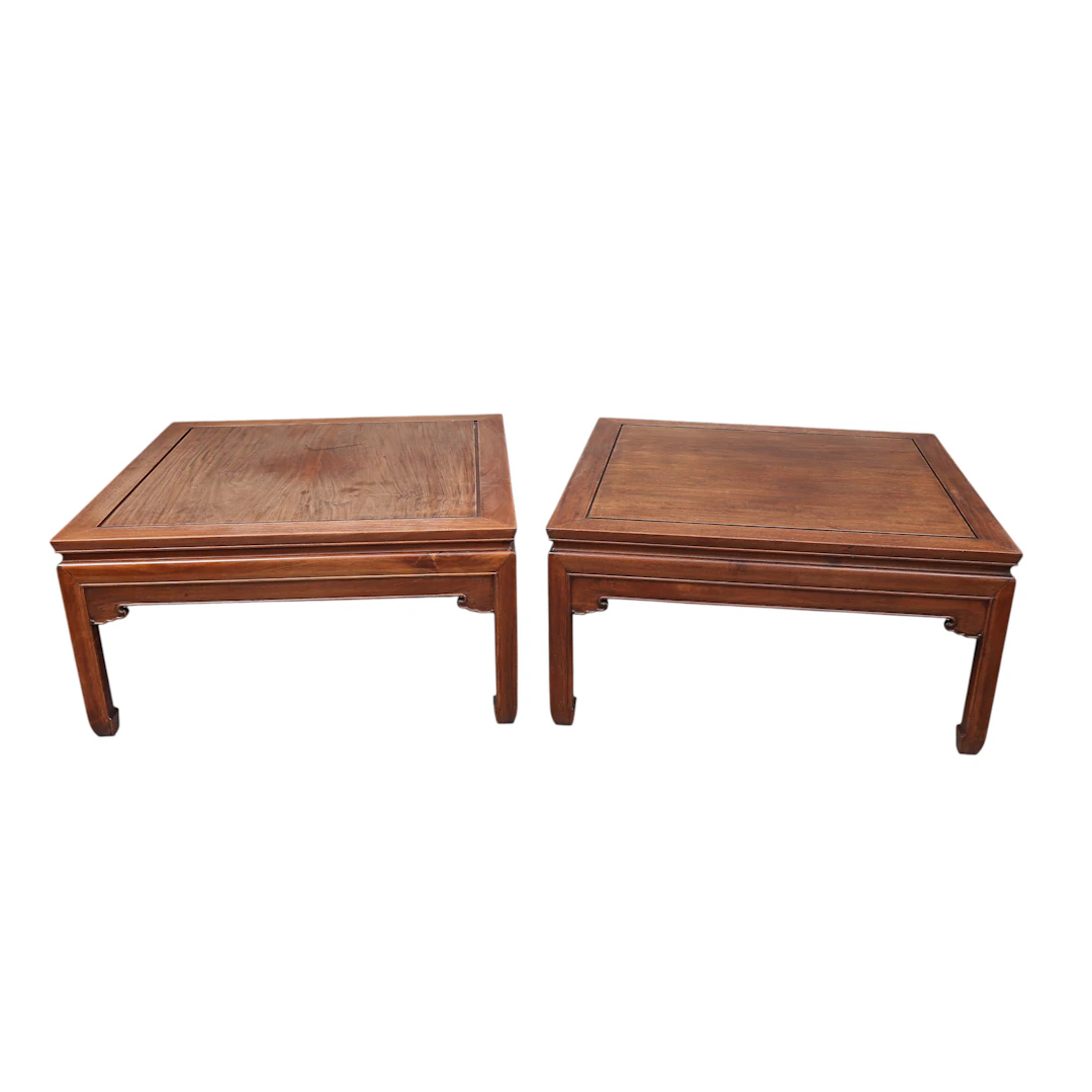 Pair of Chinese coffee tables in carved wood, from the 20th century.