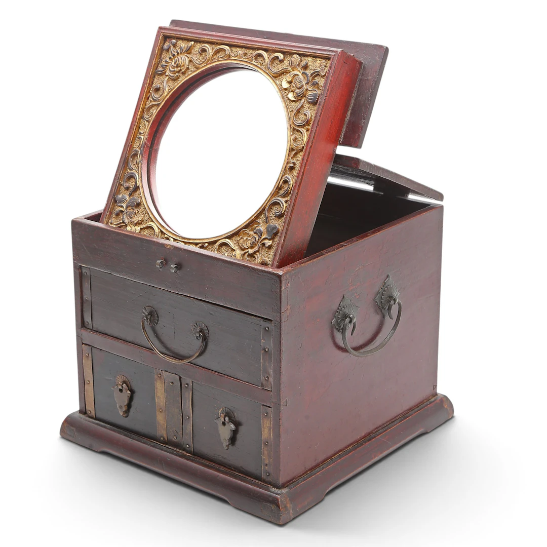 Chinese Qing travel vanity box in lacquered and gilt wood, early 20th Century.