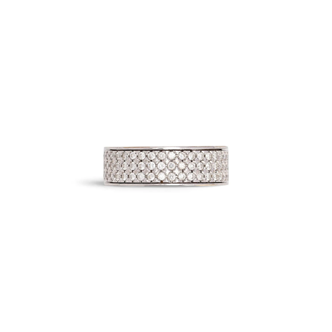 Wedding ring with diamonds pavé.