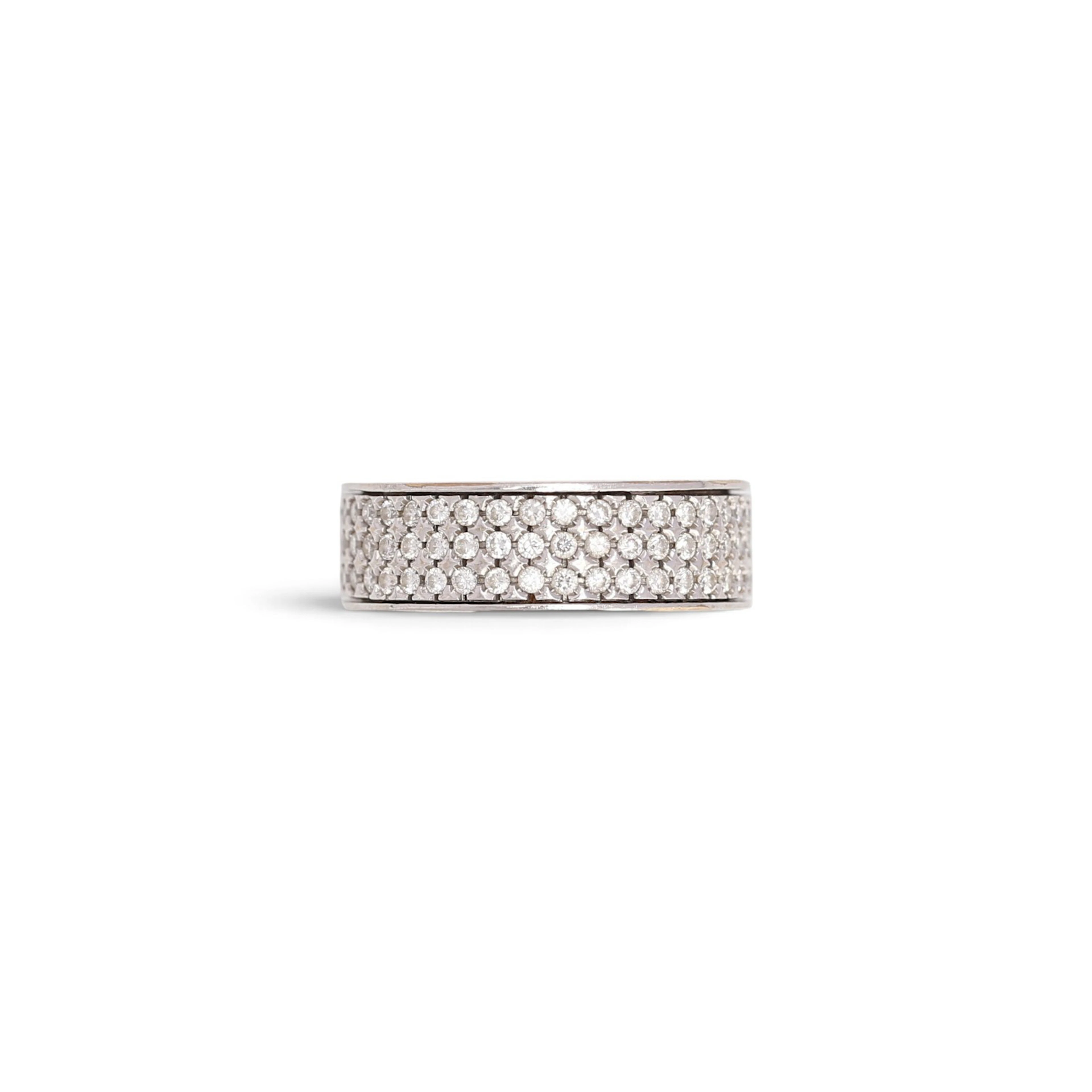 Wedding ring with diamonds pavé.