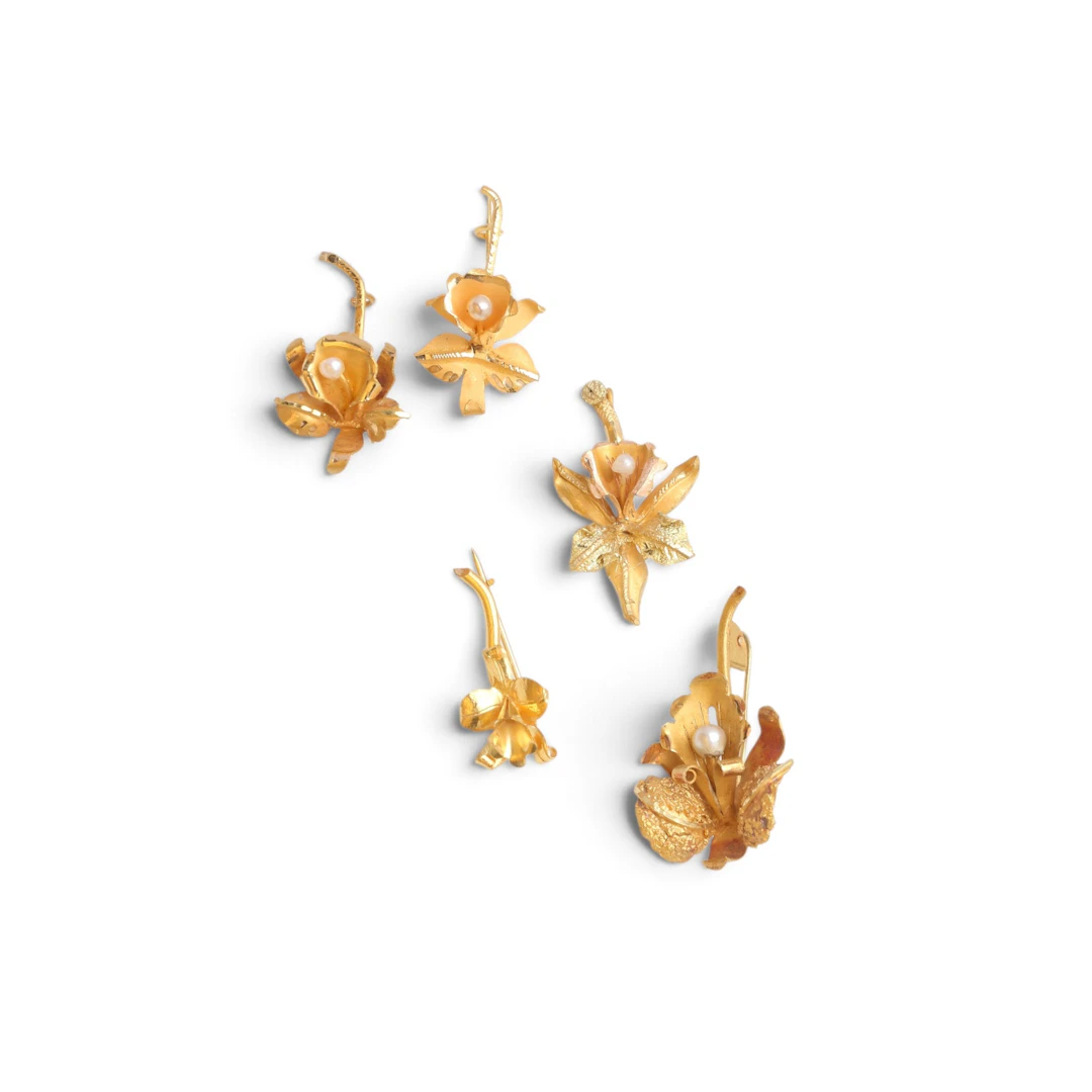 Five orchid-shaped brooches in gold, mid 20th Century.