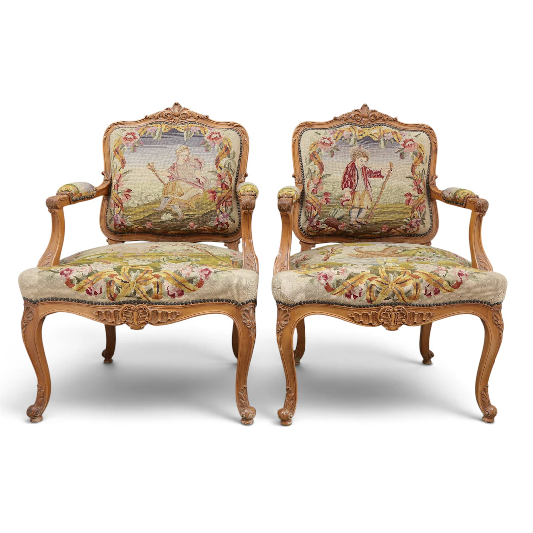 Pair of Louis XV-style “à la reine” armchairs in carved walnut, 20th century.