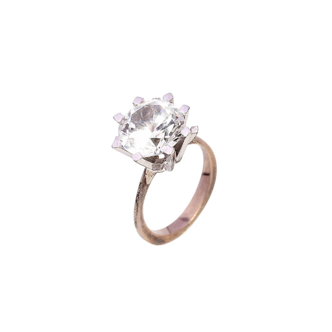 Solitaire ring with diamond simile.