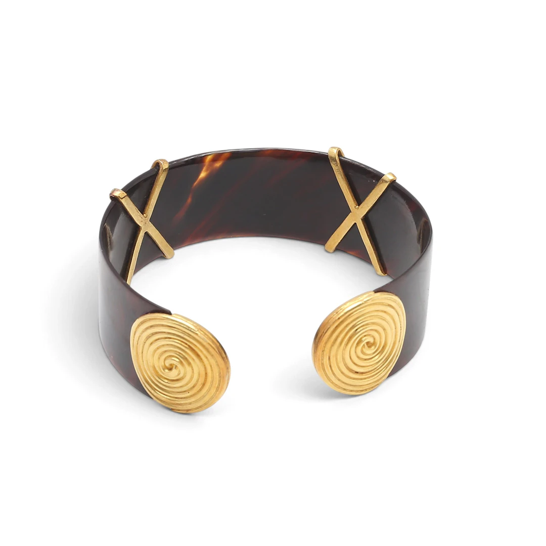 Open bangle bracelet in gild.