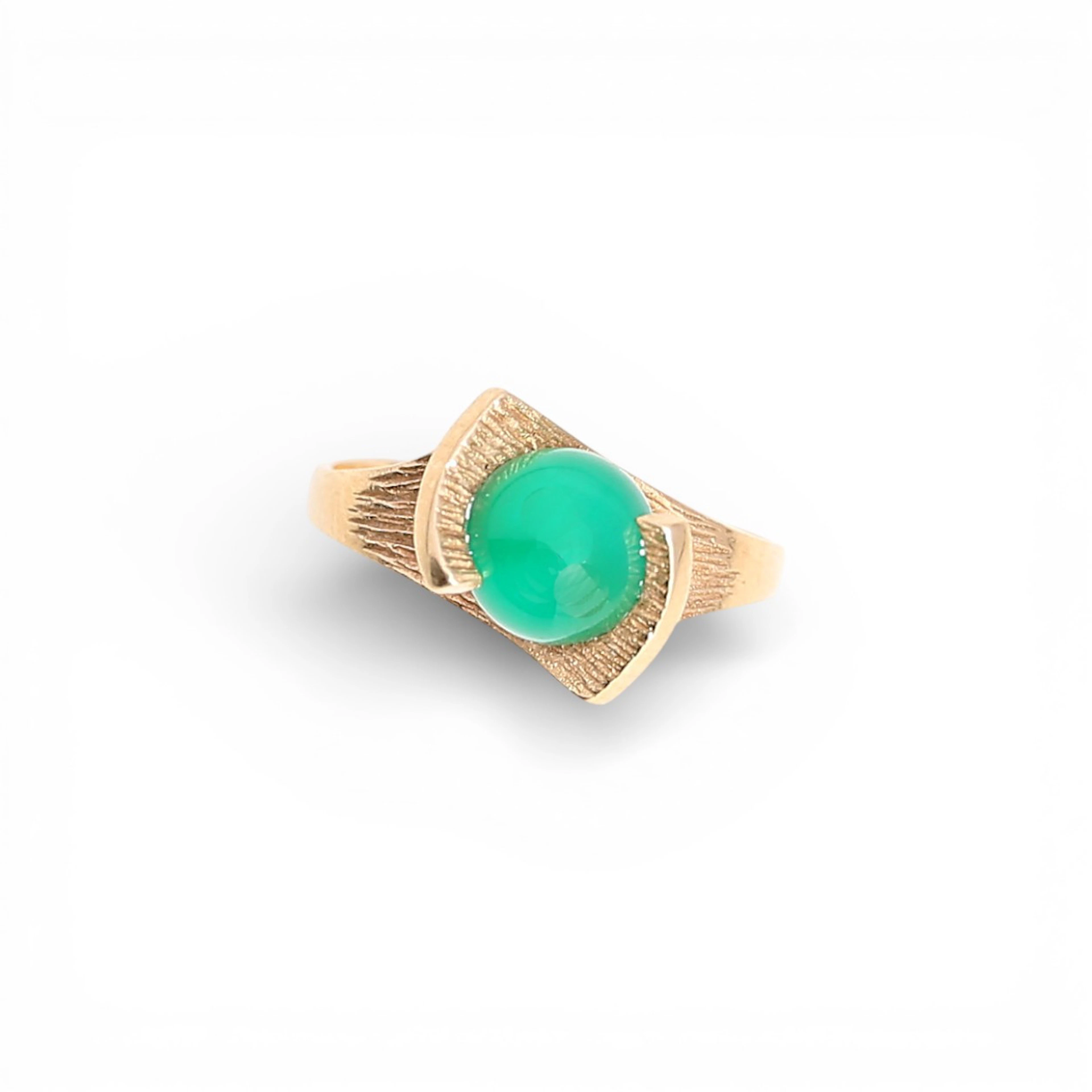 Gold and chrysoprase ring.