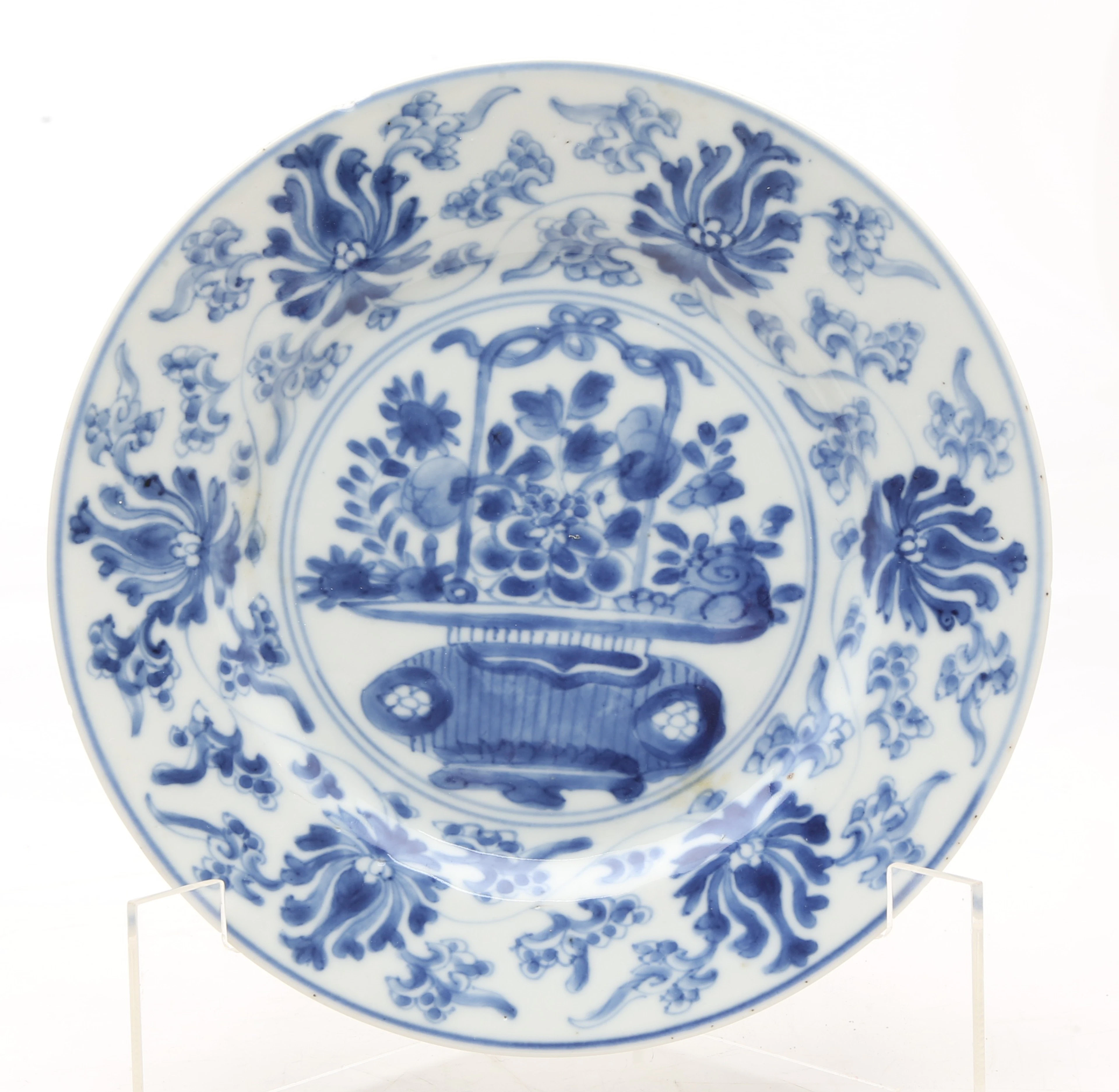 Chinese Kangxi blue and white porcelain plate, circa 1700.