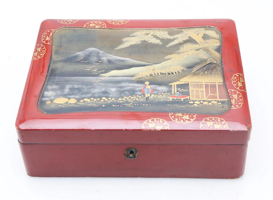 Japanese box in lacquered and gilt wood, first third of the 20th Century.