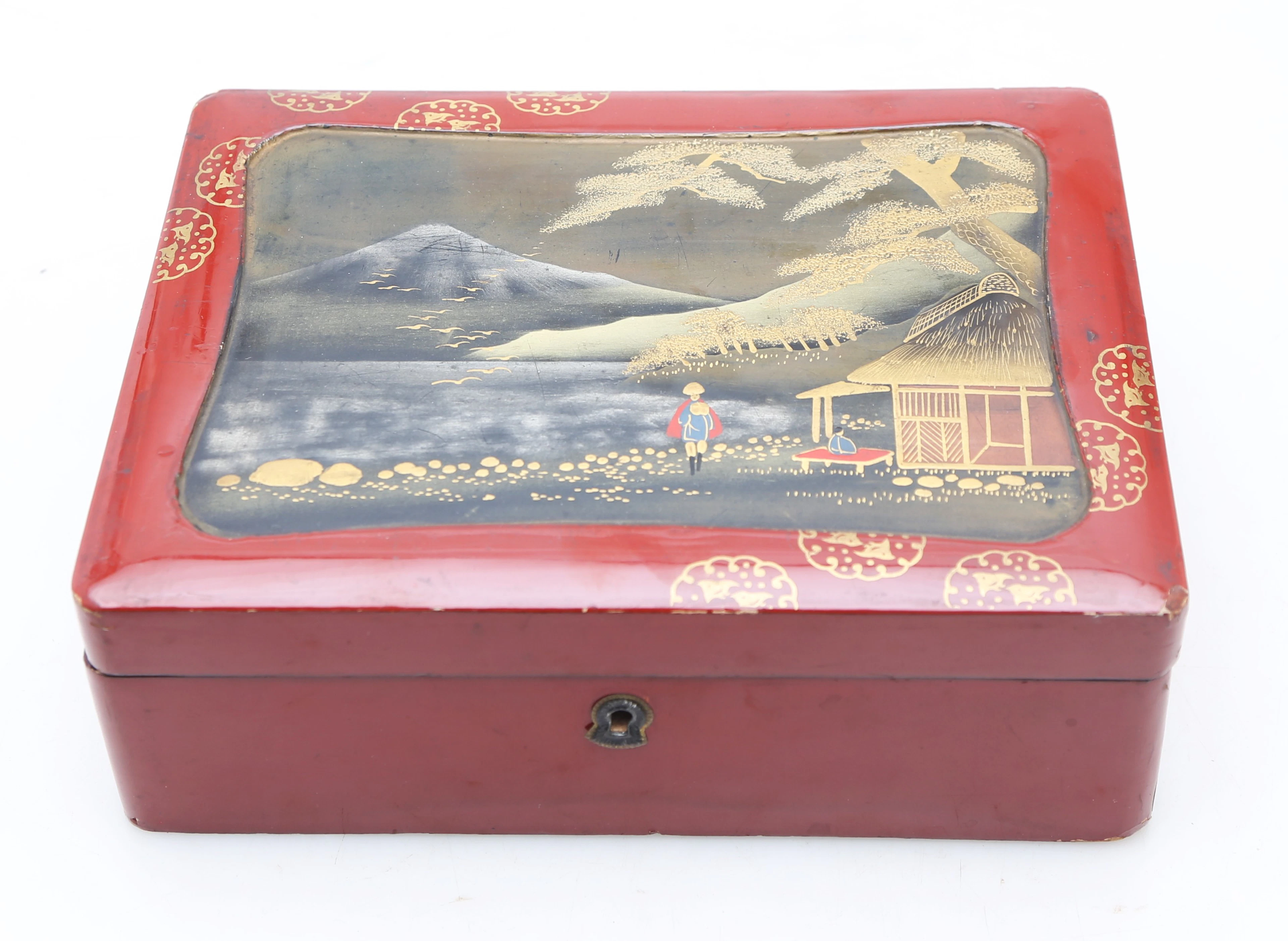 Japanese box in lacquered and gilt wood, first third of the 20th Century.