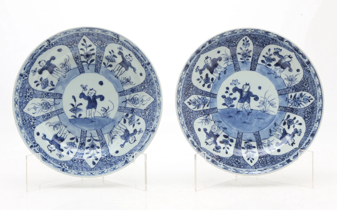 Two Chinese Kangxi blue and white porcelain plates, circa 1700.