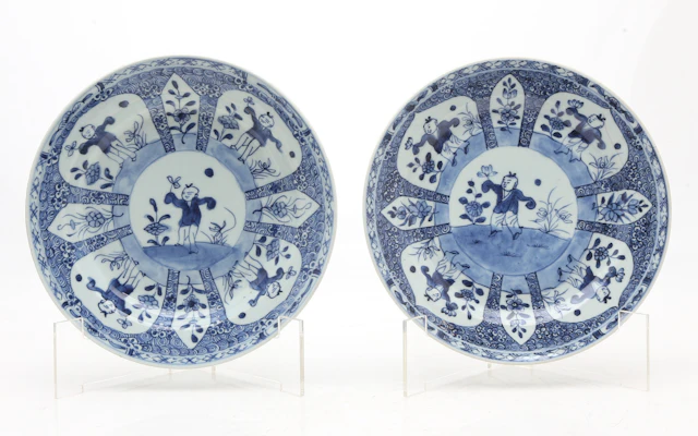Two Chinese Kangxi blue and white porcelain plates, circa 1700.