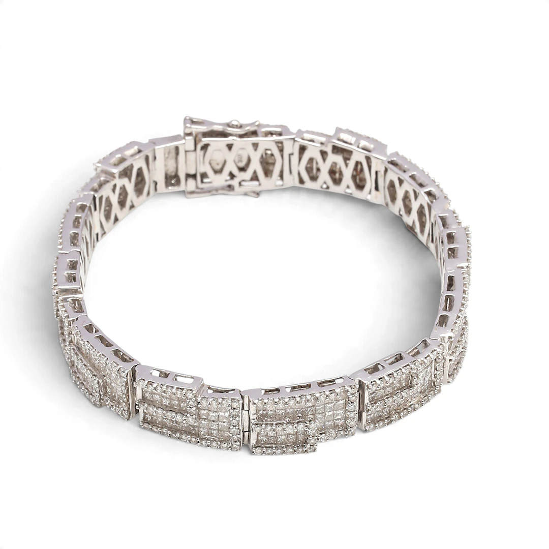 Articulated bracelet with diamonds pavé.