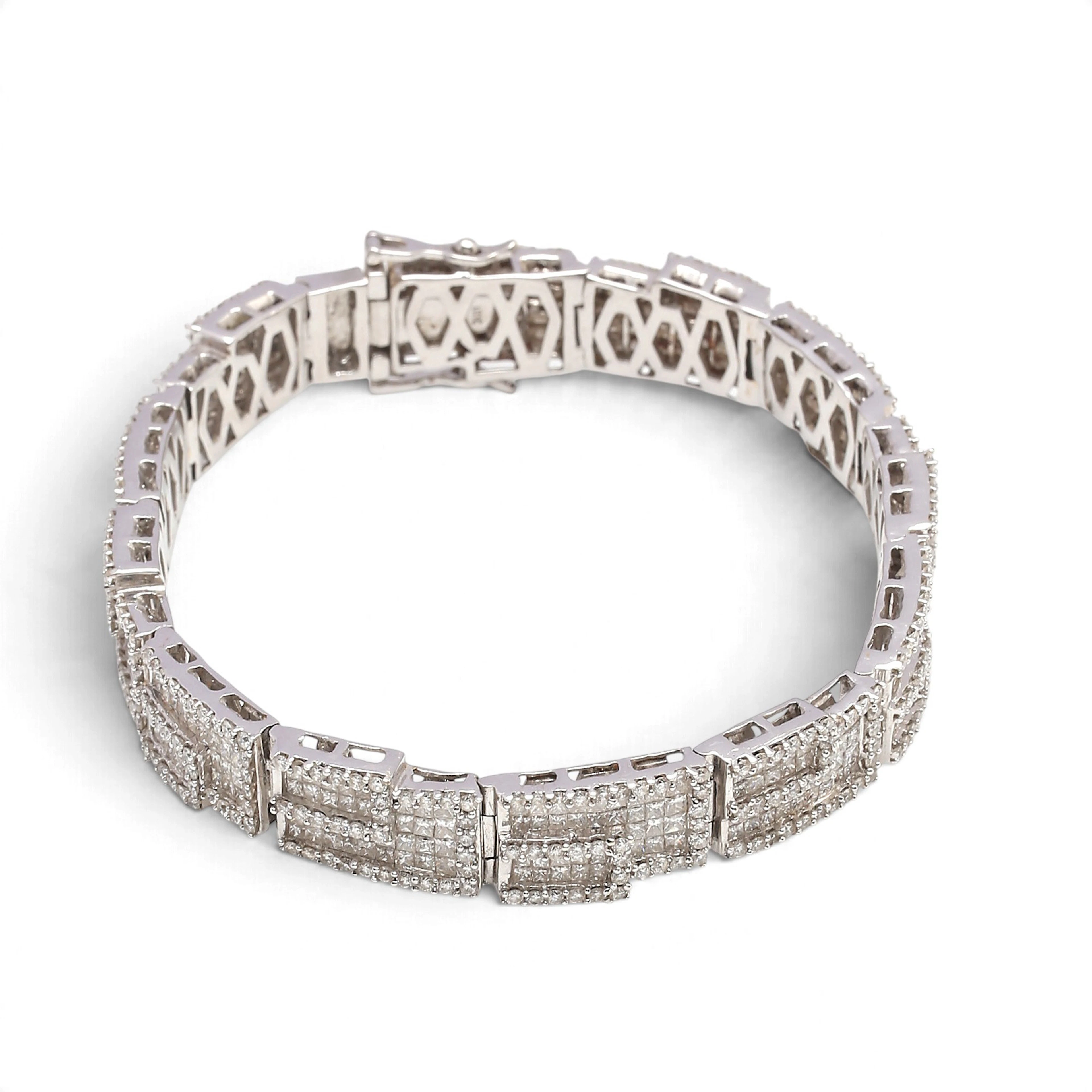 Articulated bracelet with diamonds pavé.