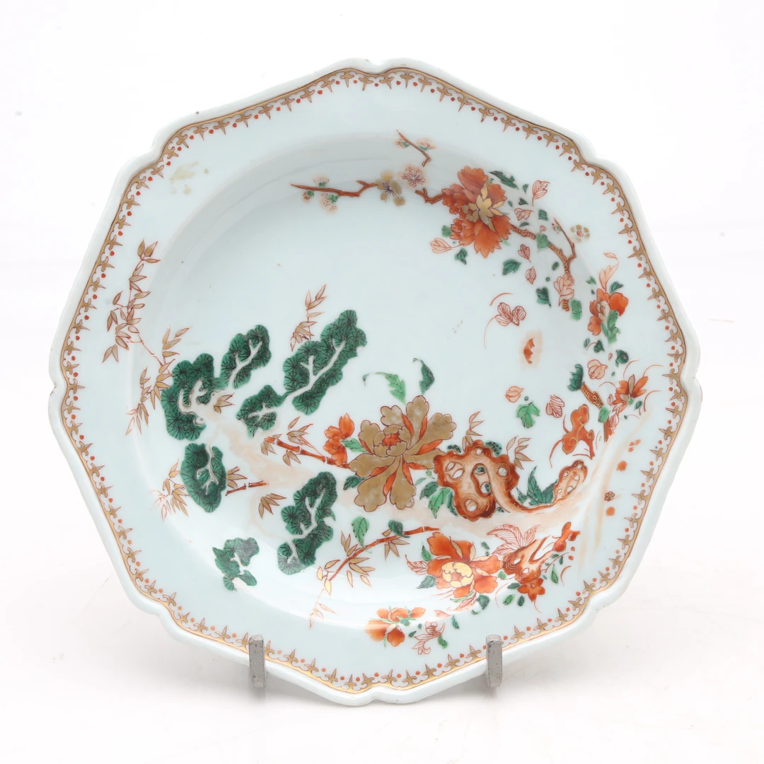 Chinese Qianlong octagonal dish in "green family" porcelain for the
