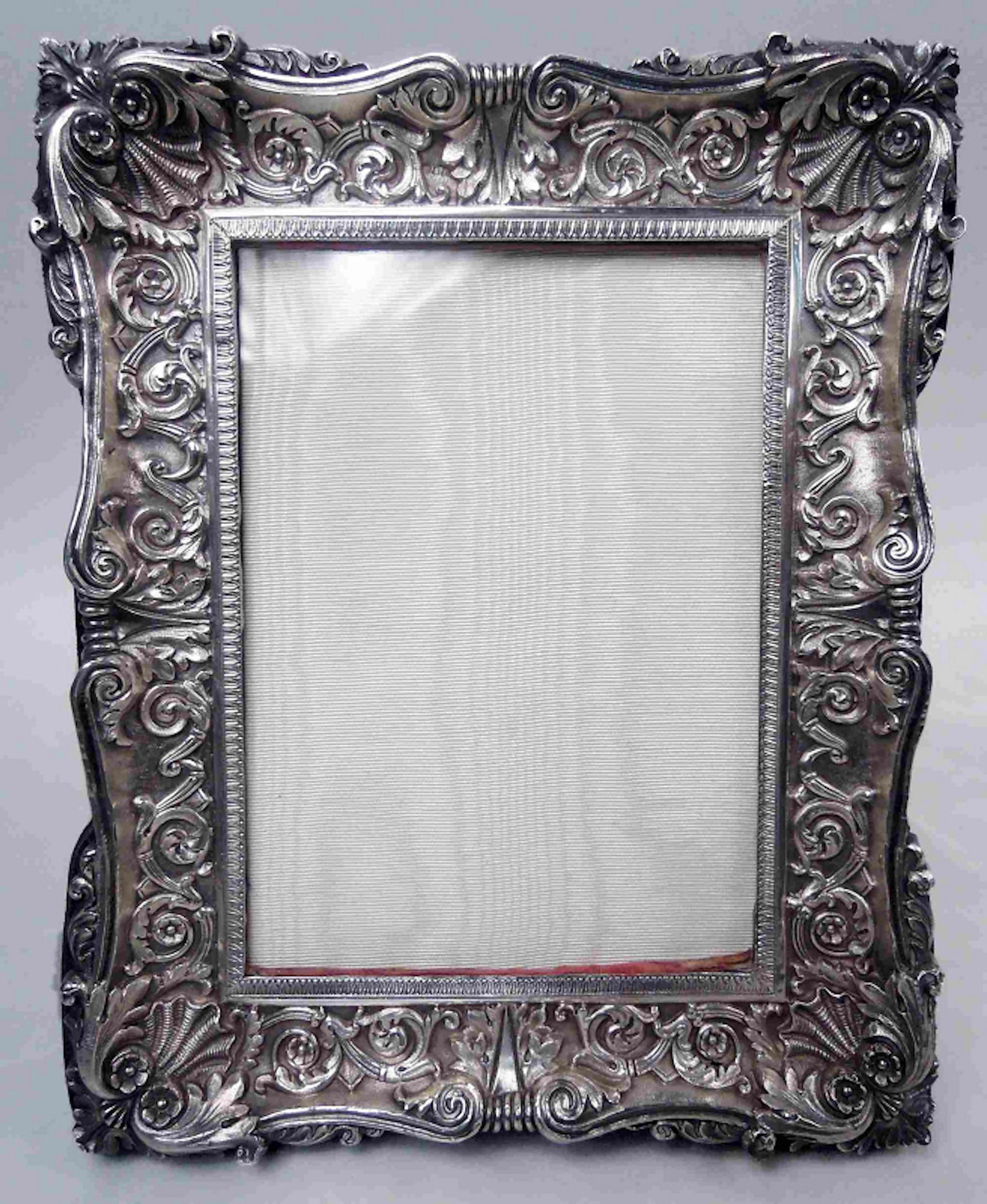English Thatcher-Era Sumptuous Frame for Portrait or Landscape Picture